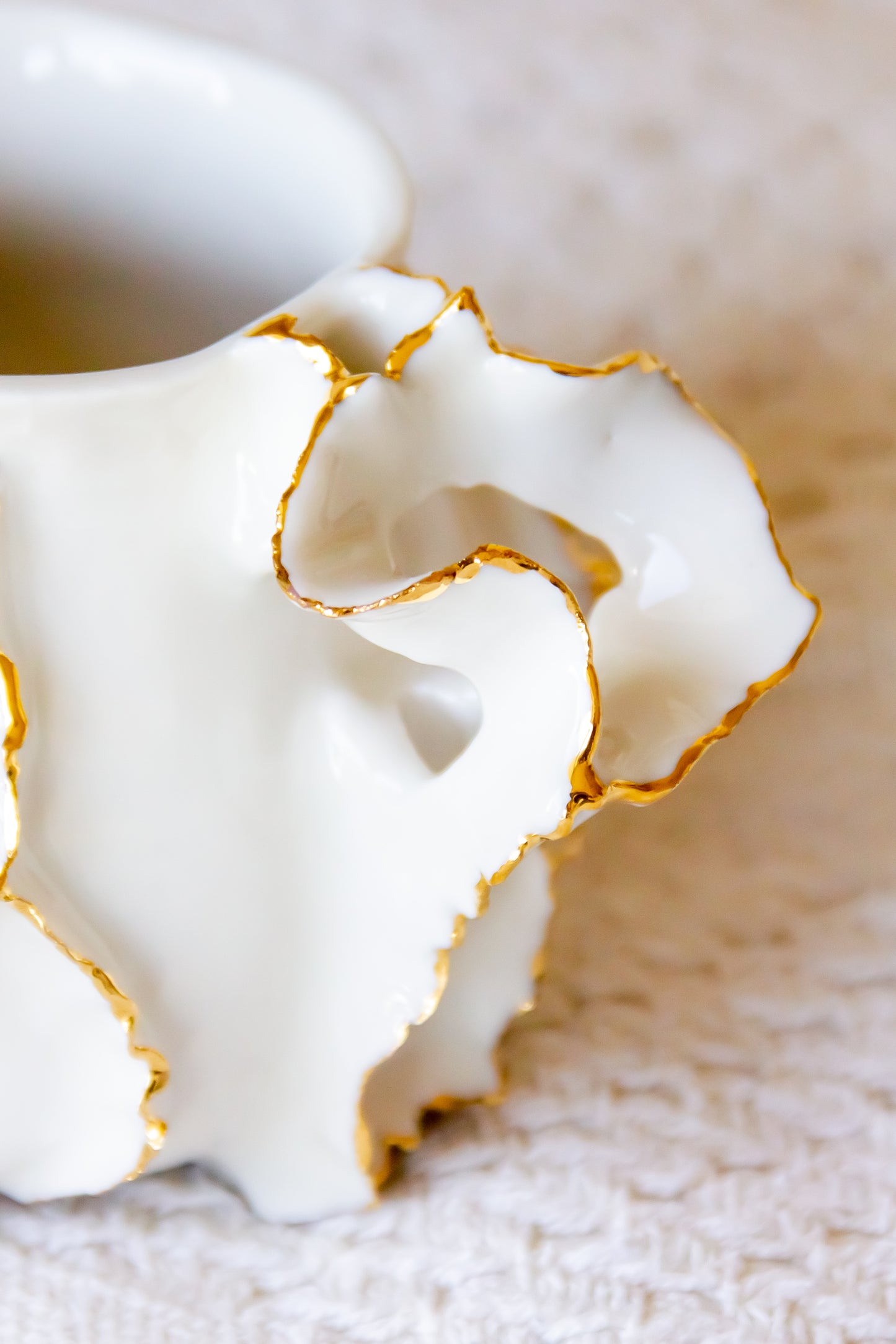 Kubek porcelanowy „Laminari” ze złoceniem