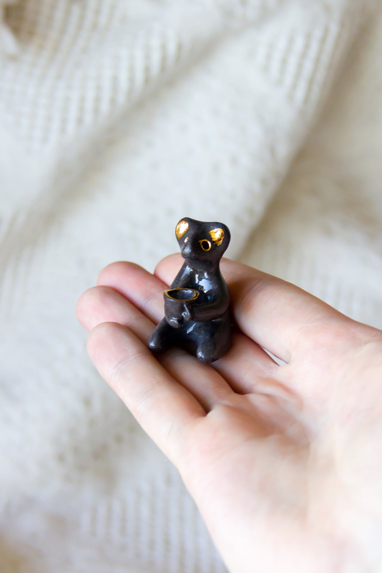 Werling towarzyszący przy porannej kawie, rzeźba ceramiczna ze złoceniem