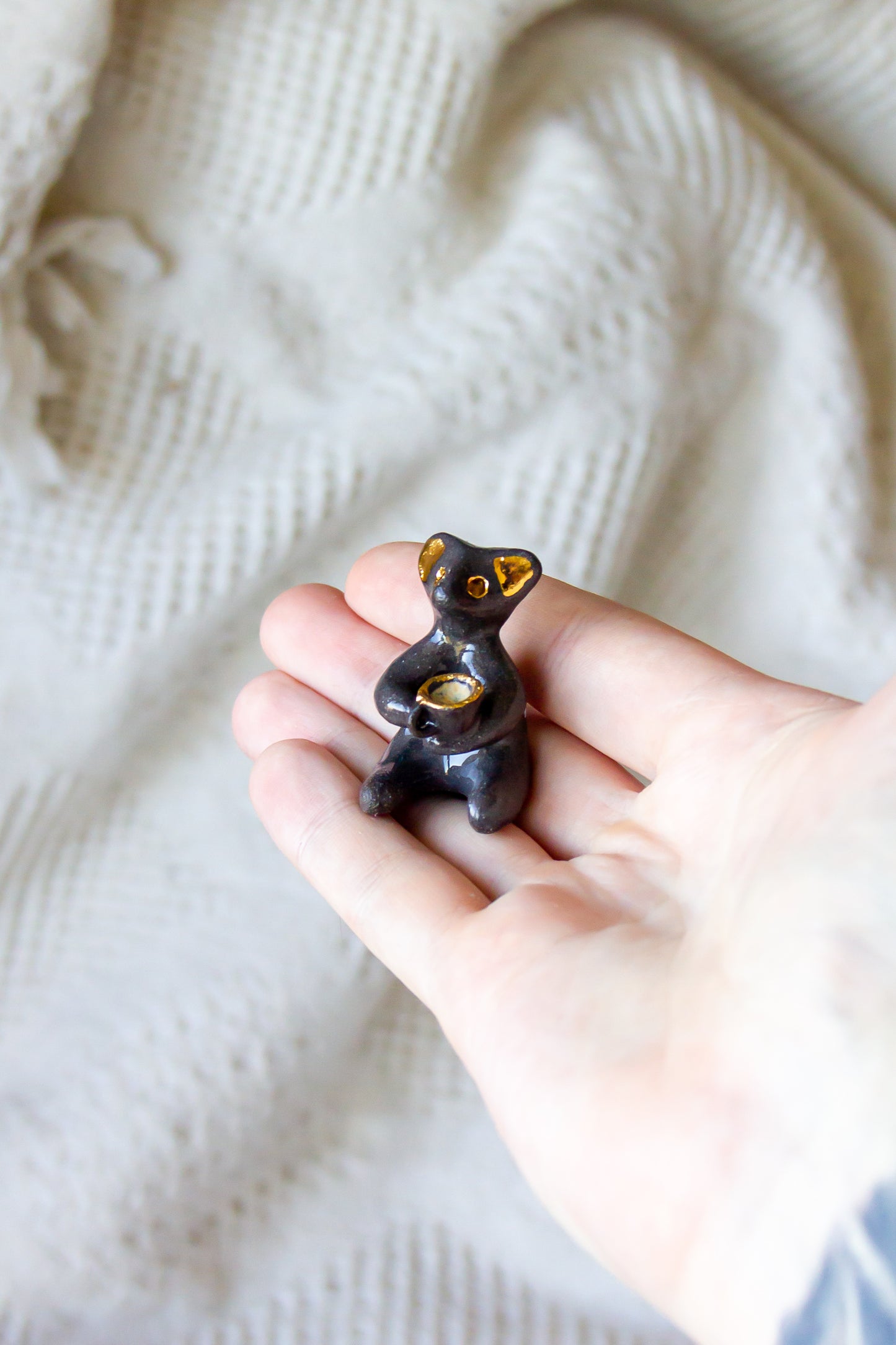 Werling towarzyszący przy porannej kawie, rzeźba ceramiczna ze złoceniem