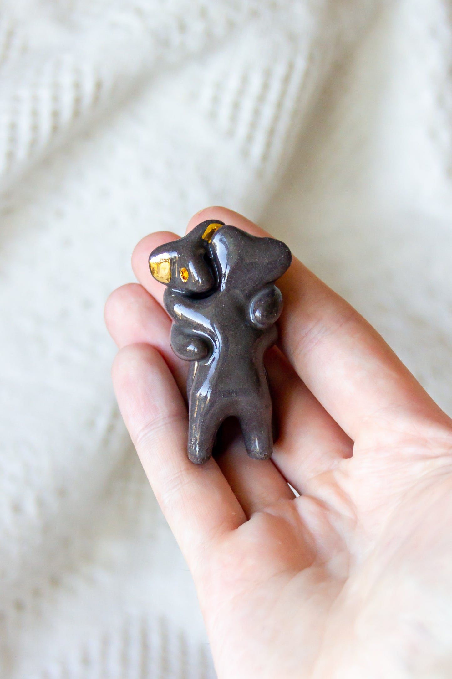 Werlingi tańczące, rzeźba ceramiczna ze złoceniem