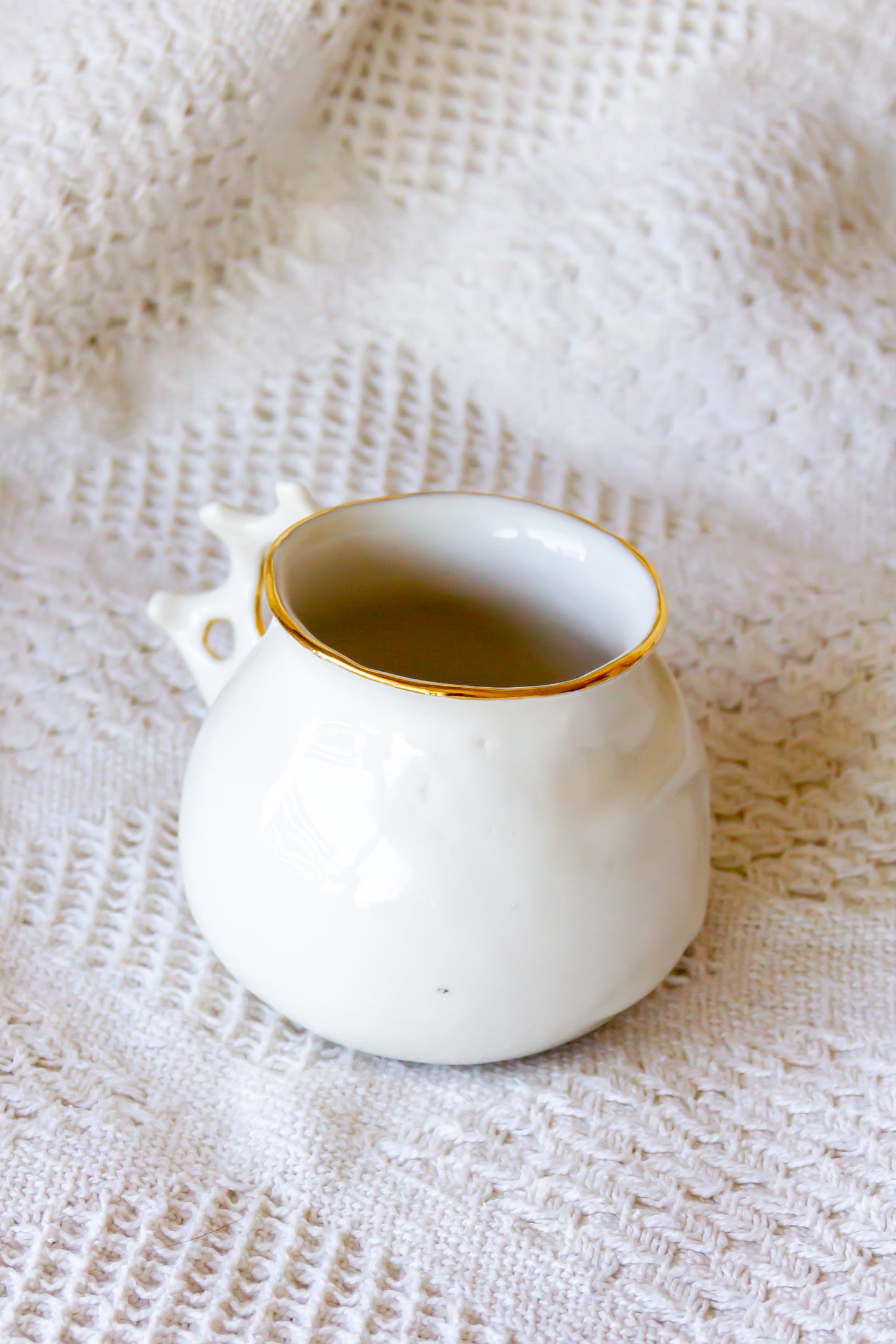 Kubek porcelanowy „Tripto” ze złoceniem