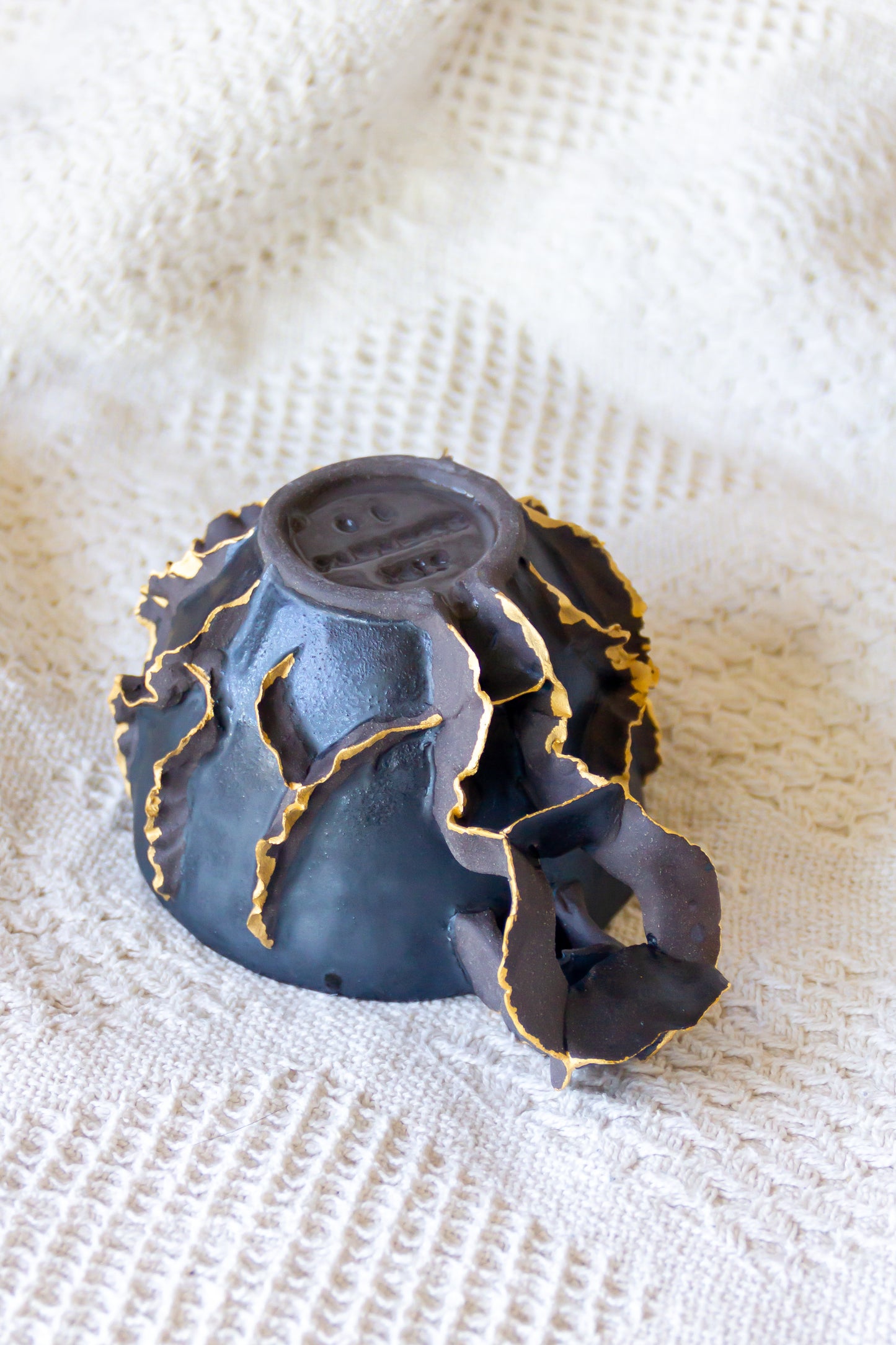 Filiżanka ceramiczna „Laminari” czarna ze złoceniem