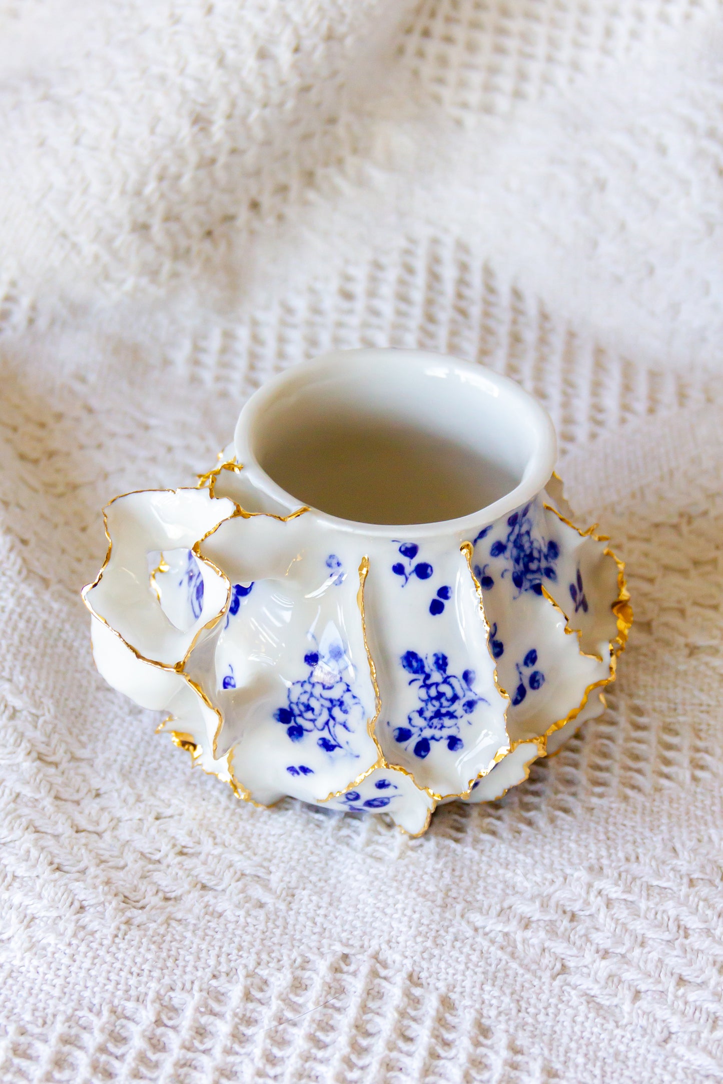 Kubek porcelanowy „Laminari” ze złoceniem