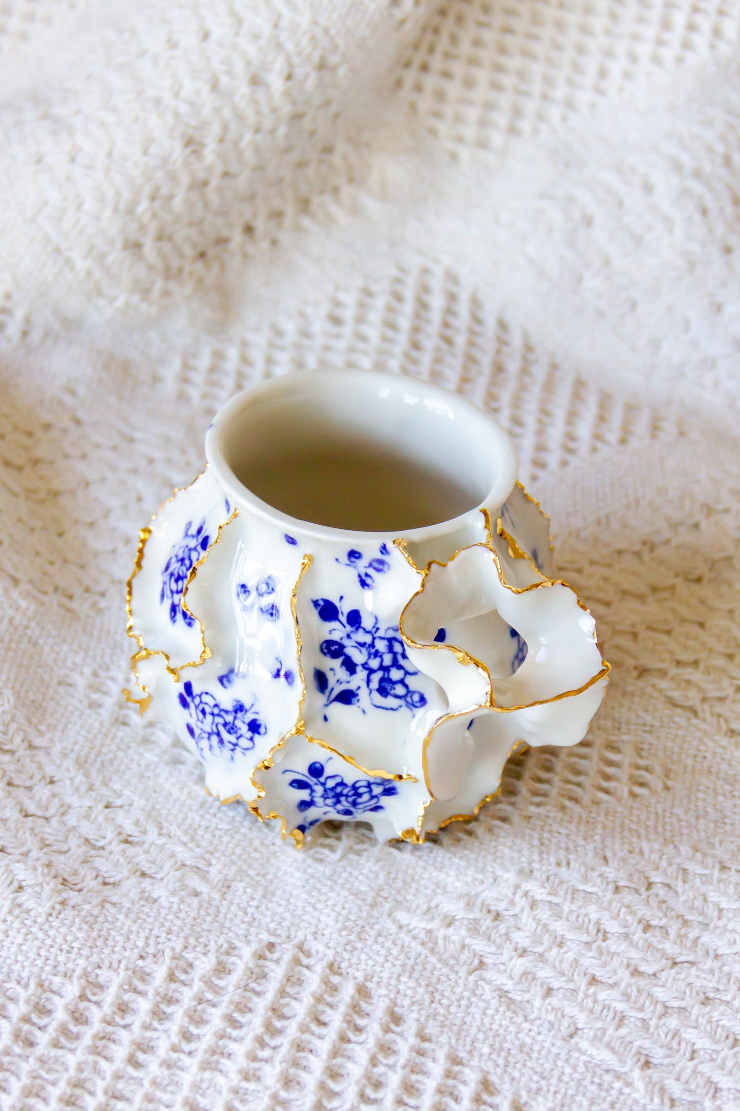 Kubek porcelanowy „Laminari” ze złoceniem