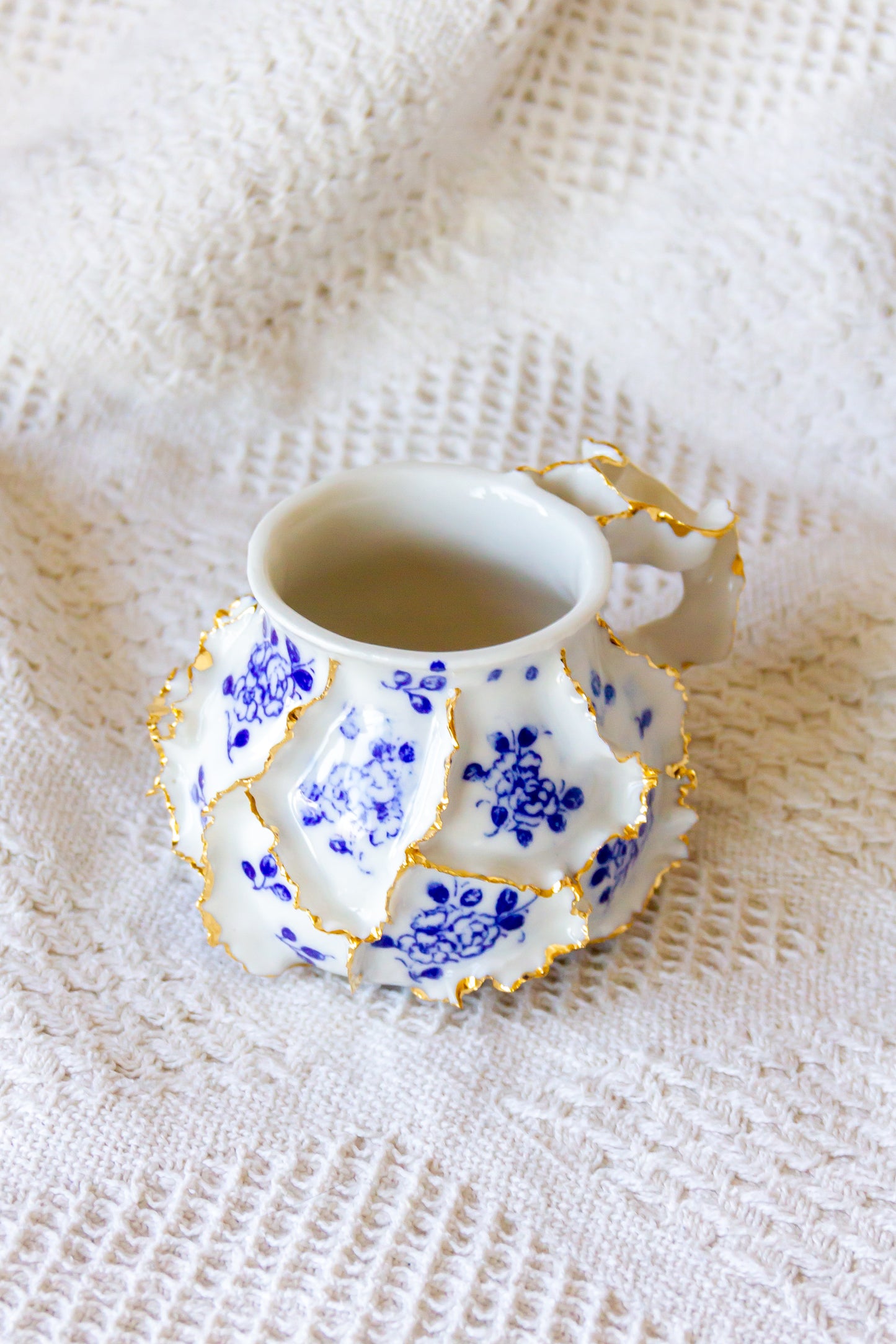 Kubek porcelanowy „Laminari” ze złoceniem