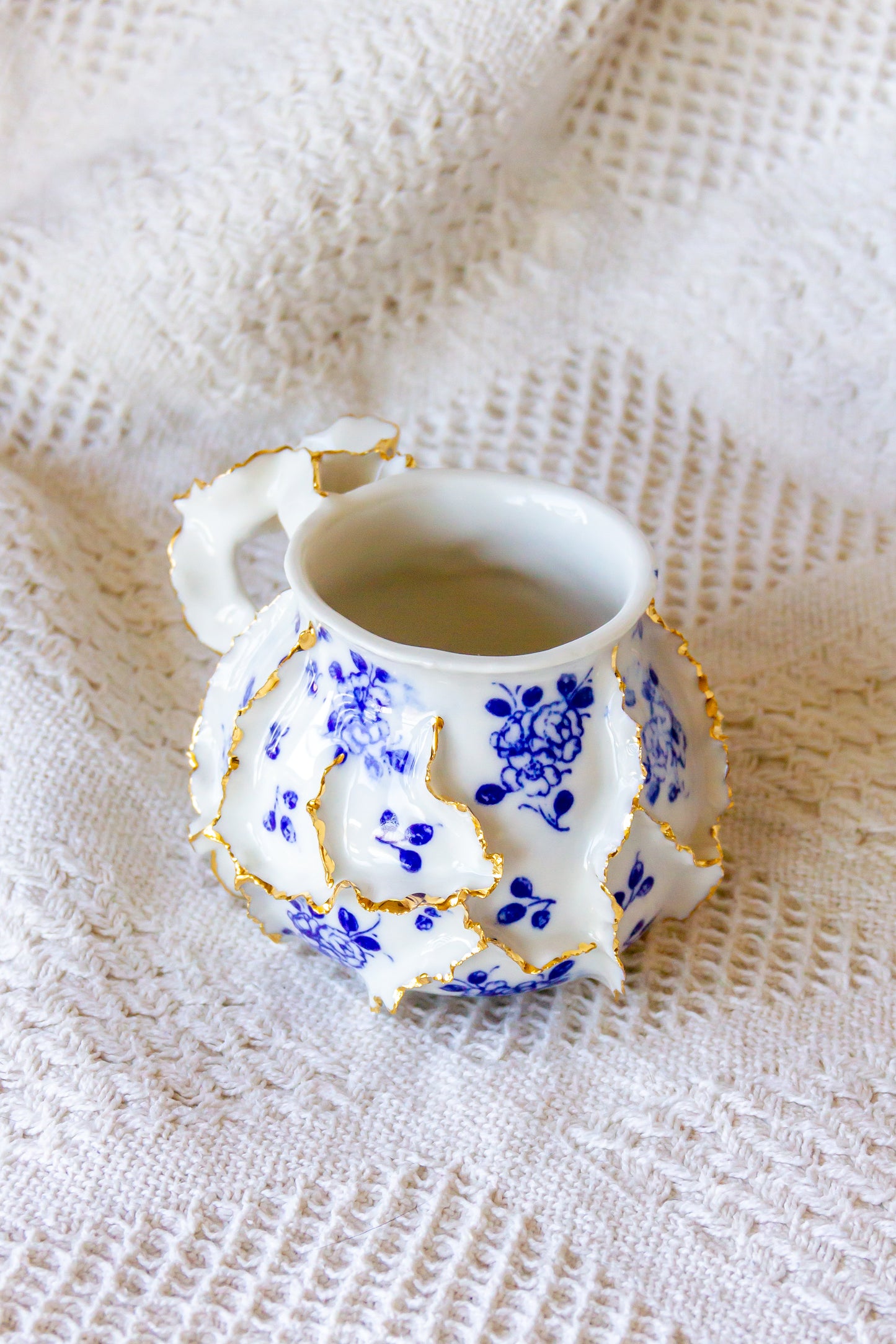 Kubek porcelanowy „Laminari” ze złoceniem