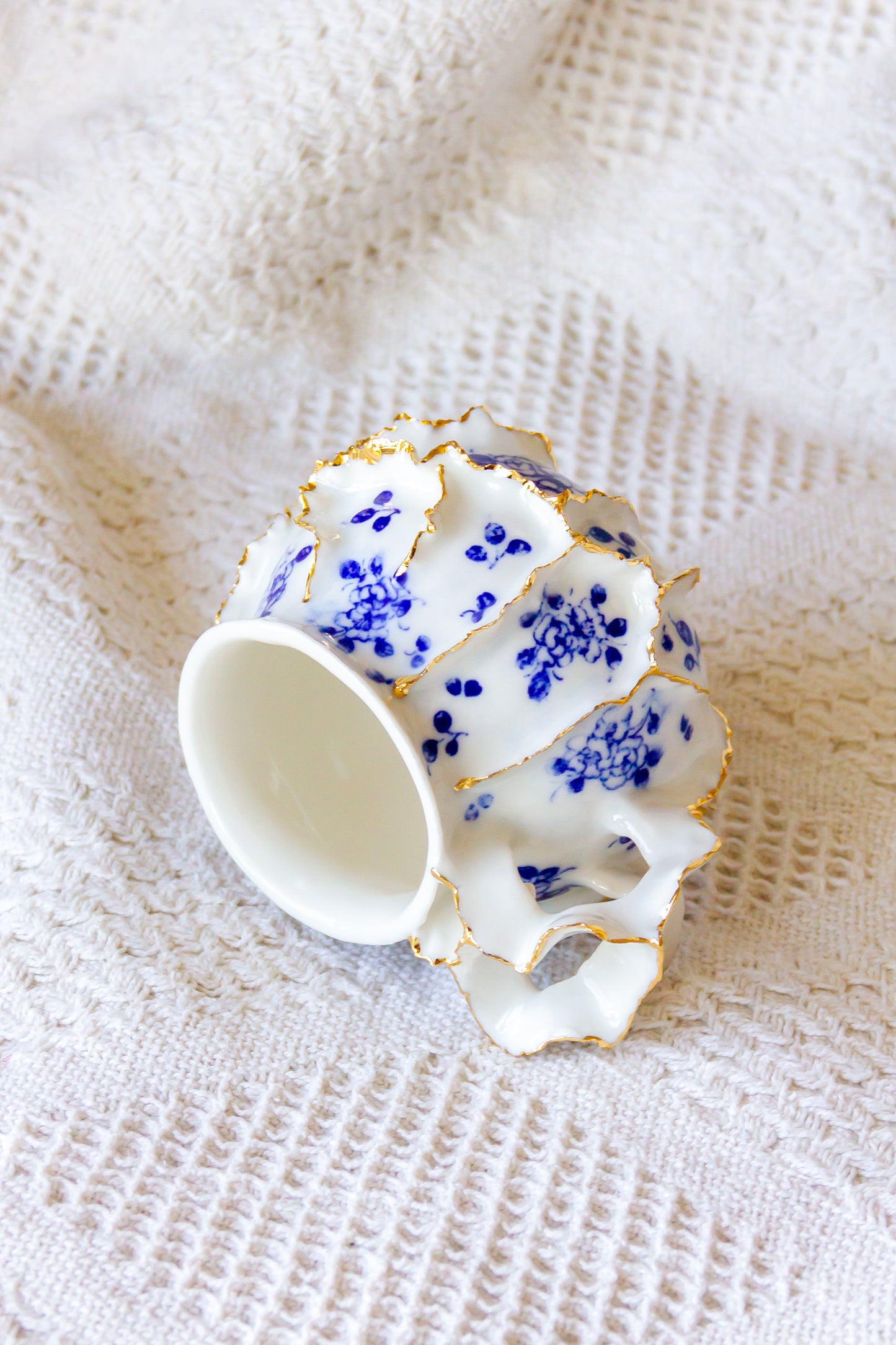 Kubek porcelanowy „Laminari” ze złoceniem