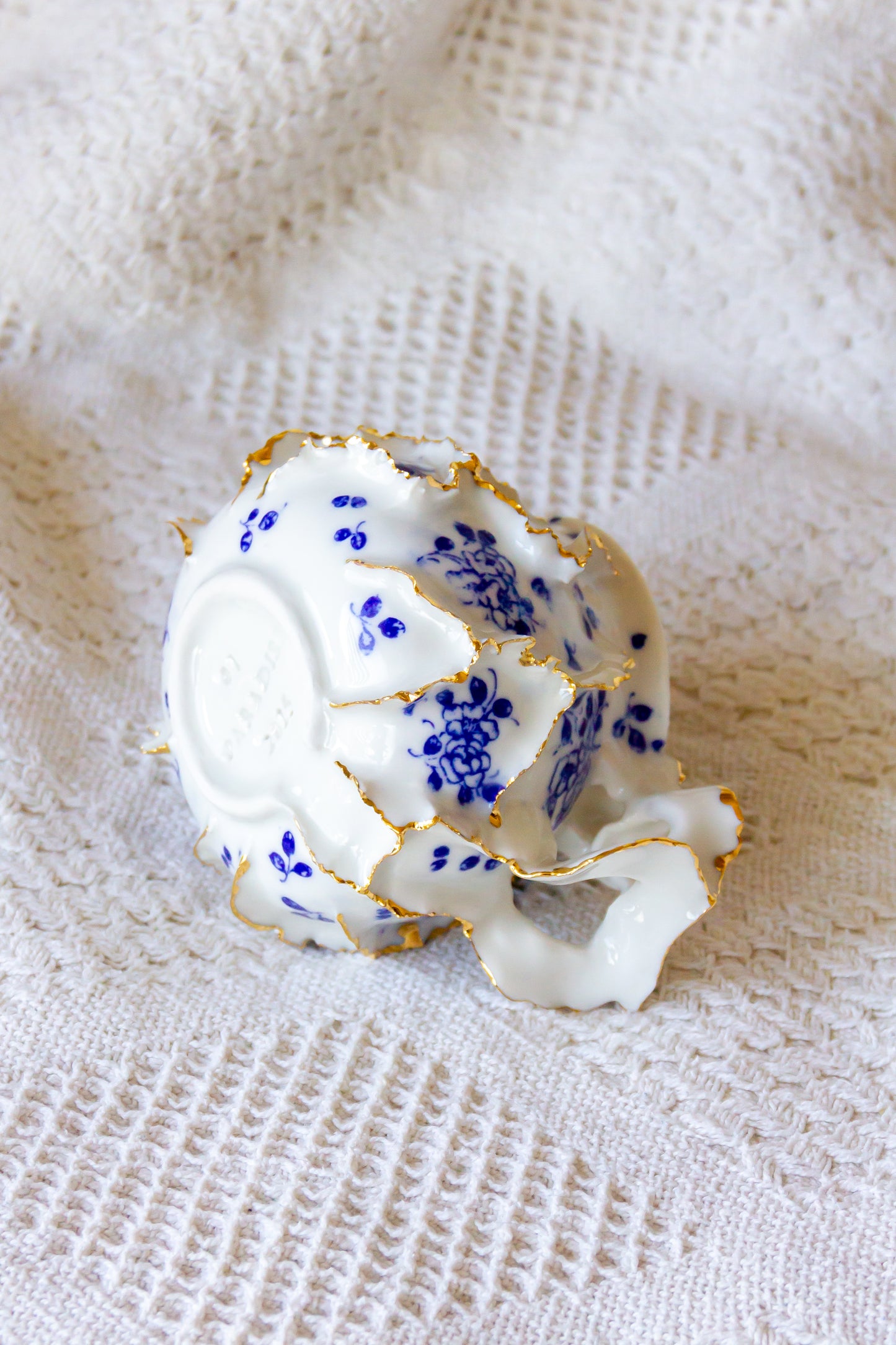 Kubek porcelanowy „Laminari” ze złoceniem