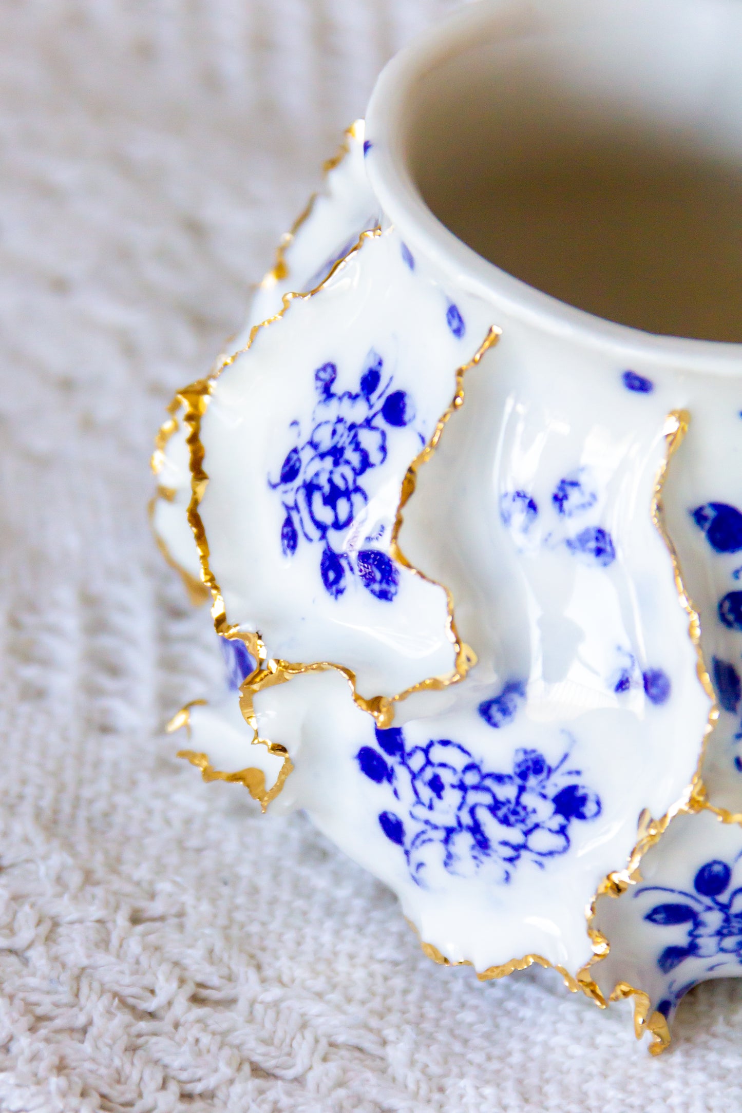 Kubek porcelanowy „Laminari” ze złoceniem