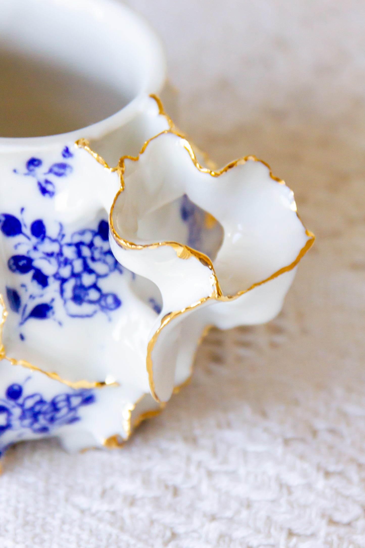 Kubek porcelanowy „Laminari” ze złoceniem