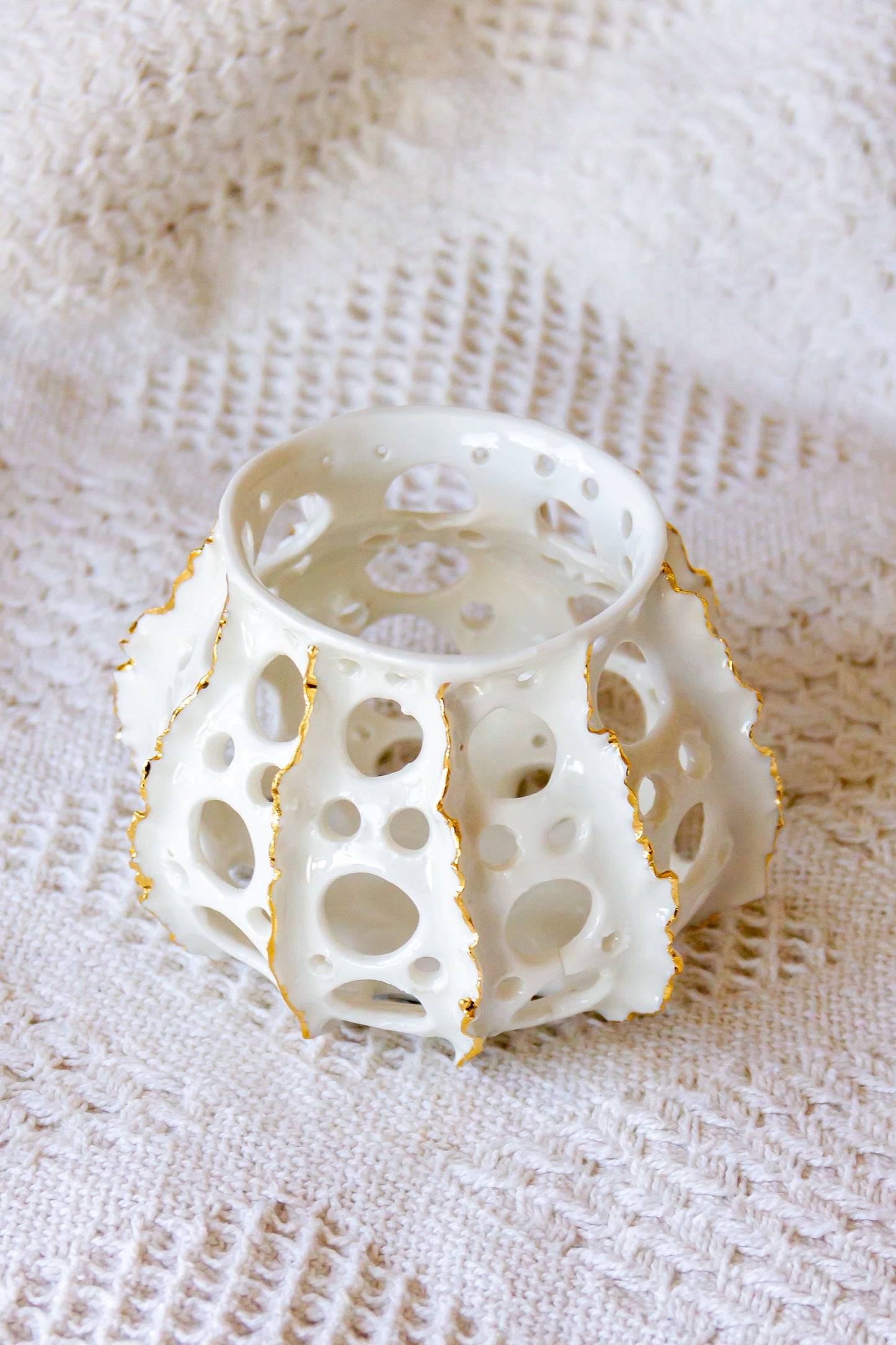 Świecznik porcelanowy „Laminari” ze złoceniem