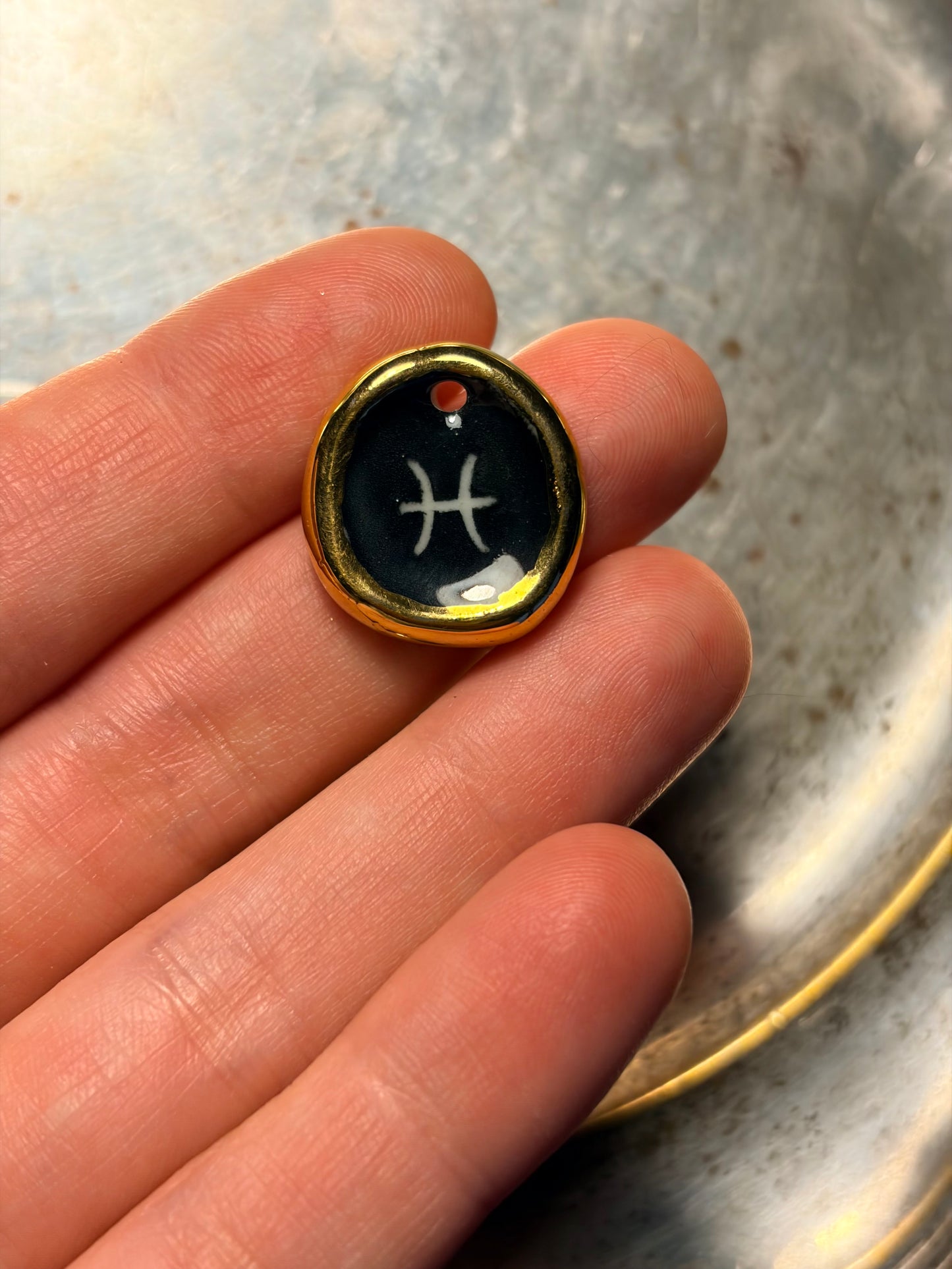 Naszyjnik z porcelanową zawieszką ze znakiem zodiaku