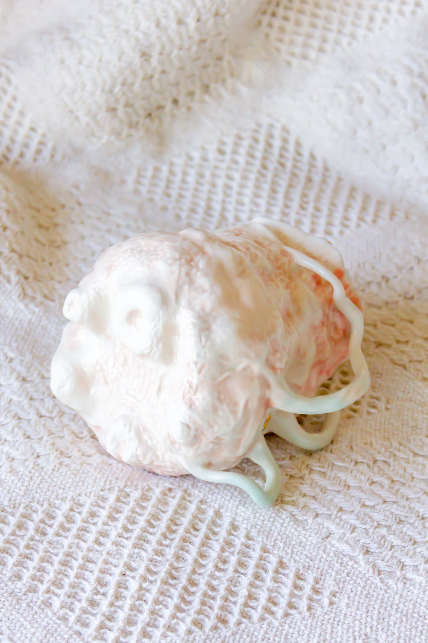 Kubek porcelanowy “Couroupita” biało-różowy ze złoceniem