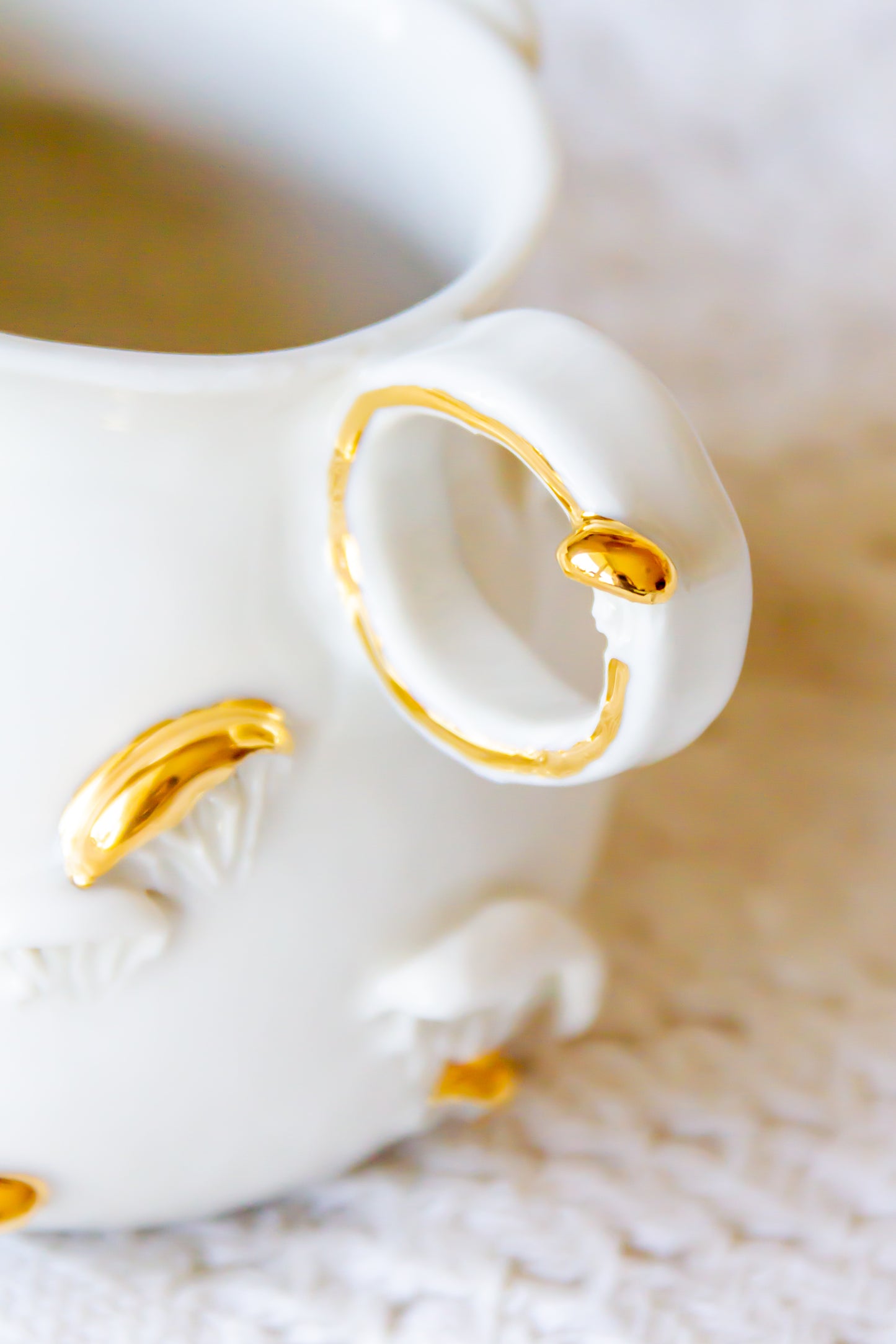 Kubek porcelanowy „Shrooms” ze złoceniem