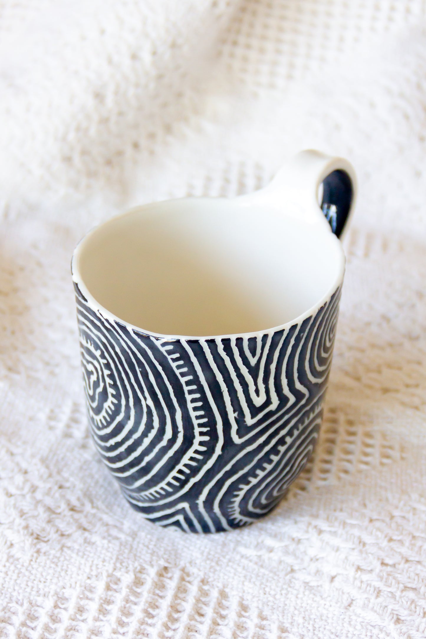 Kubek porcelanowy ze wzorem