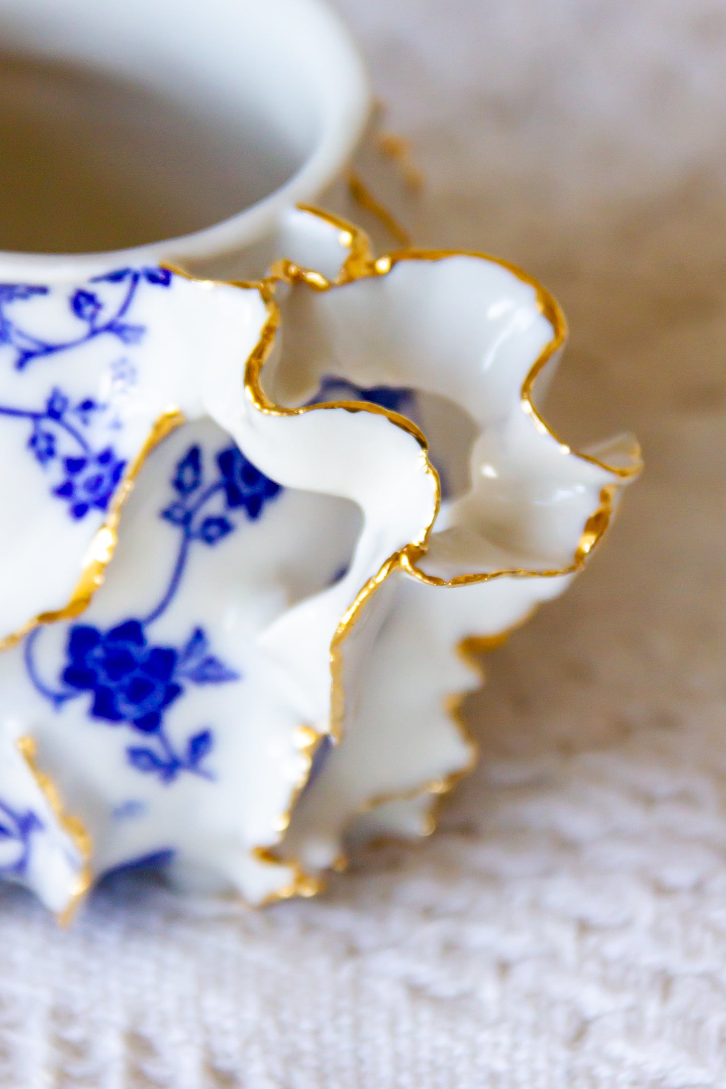 Kubek porcelanowy „Laminari” ze złoceniem