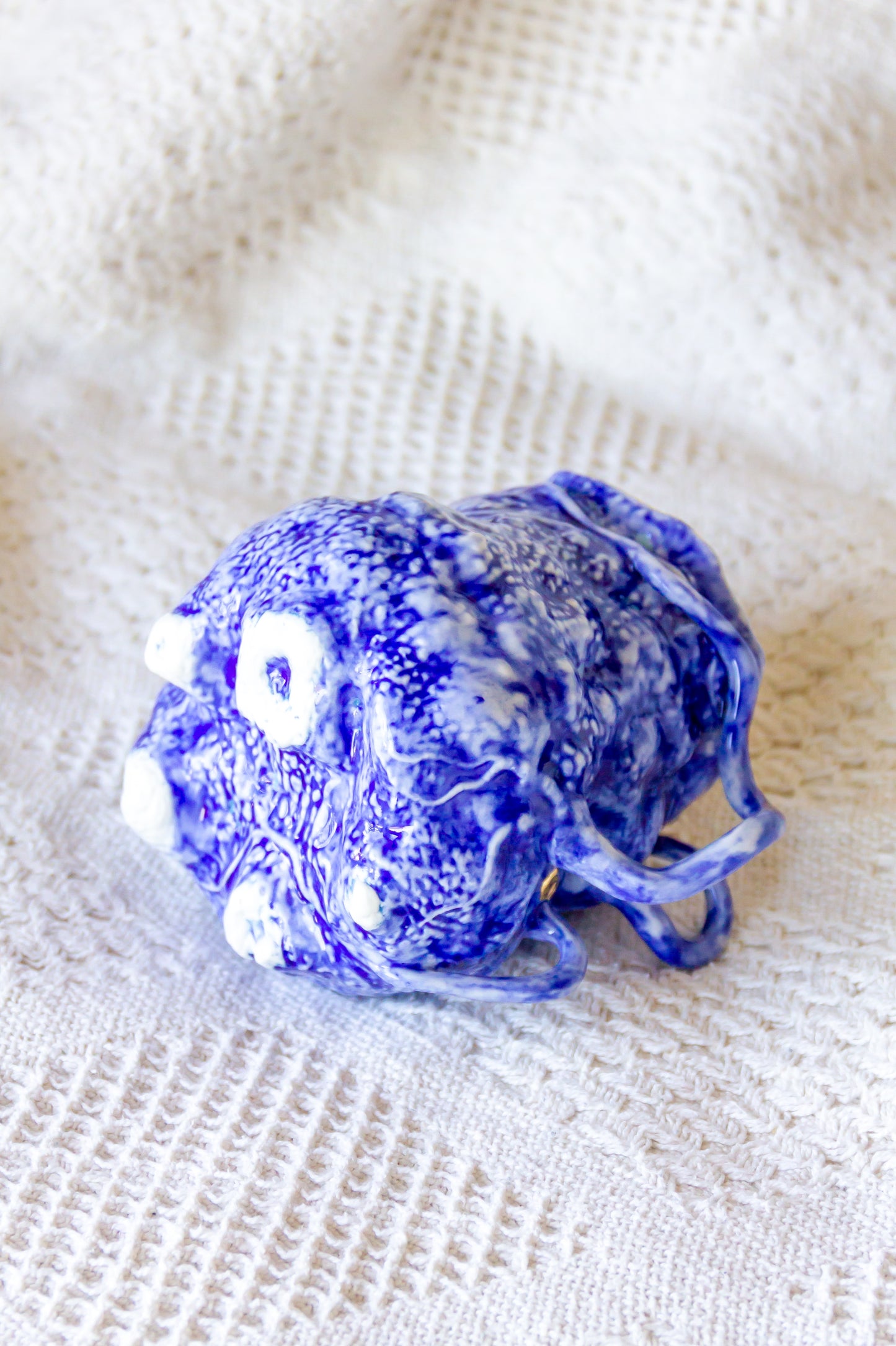 Kubek porcelanowy “Couroupita” w kolorze grznatowym ze złoceniem