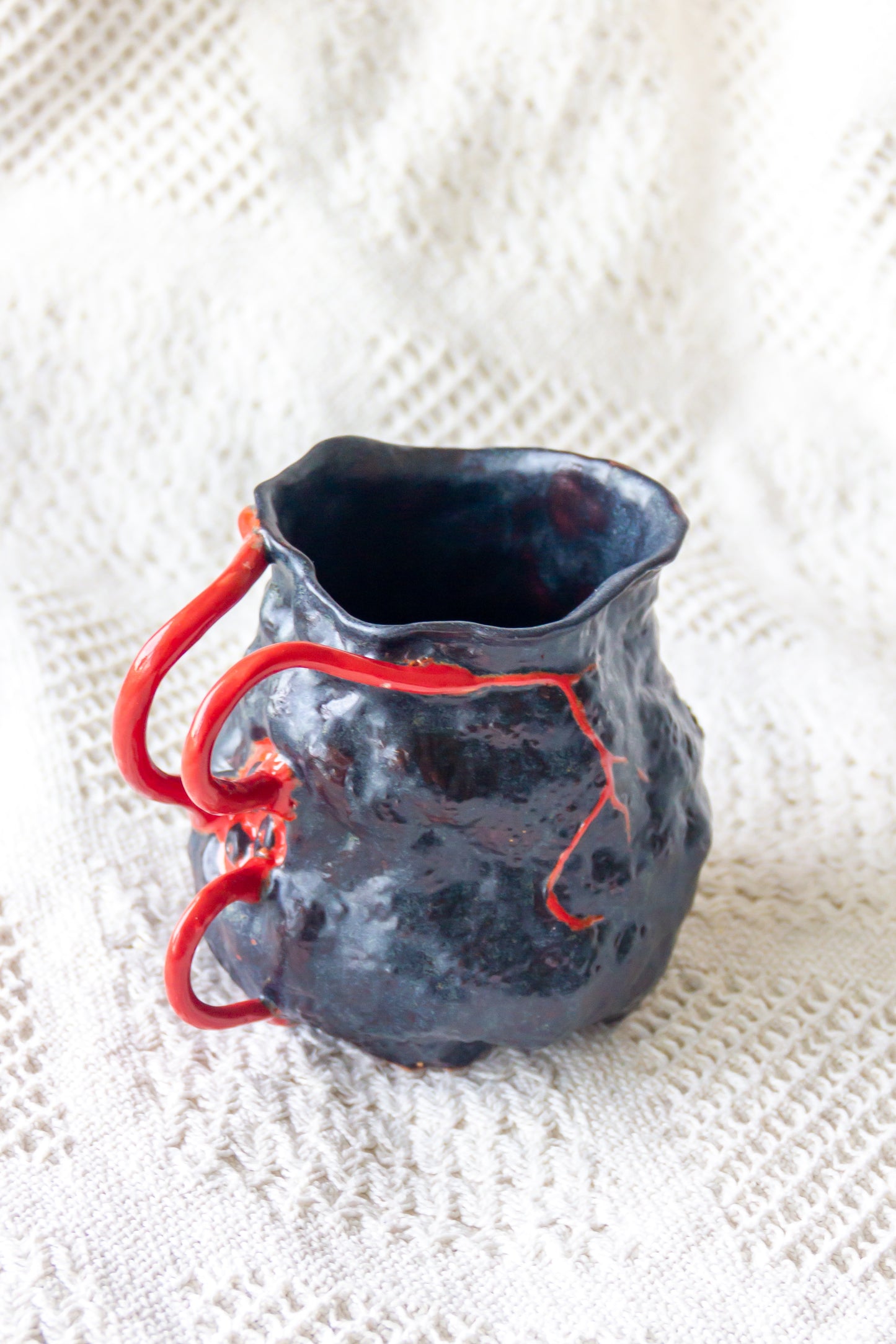 Kubek ceramiczny “Couroupita” czerwono-czarny