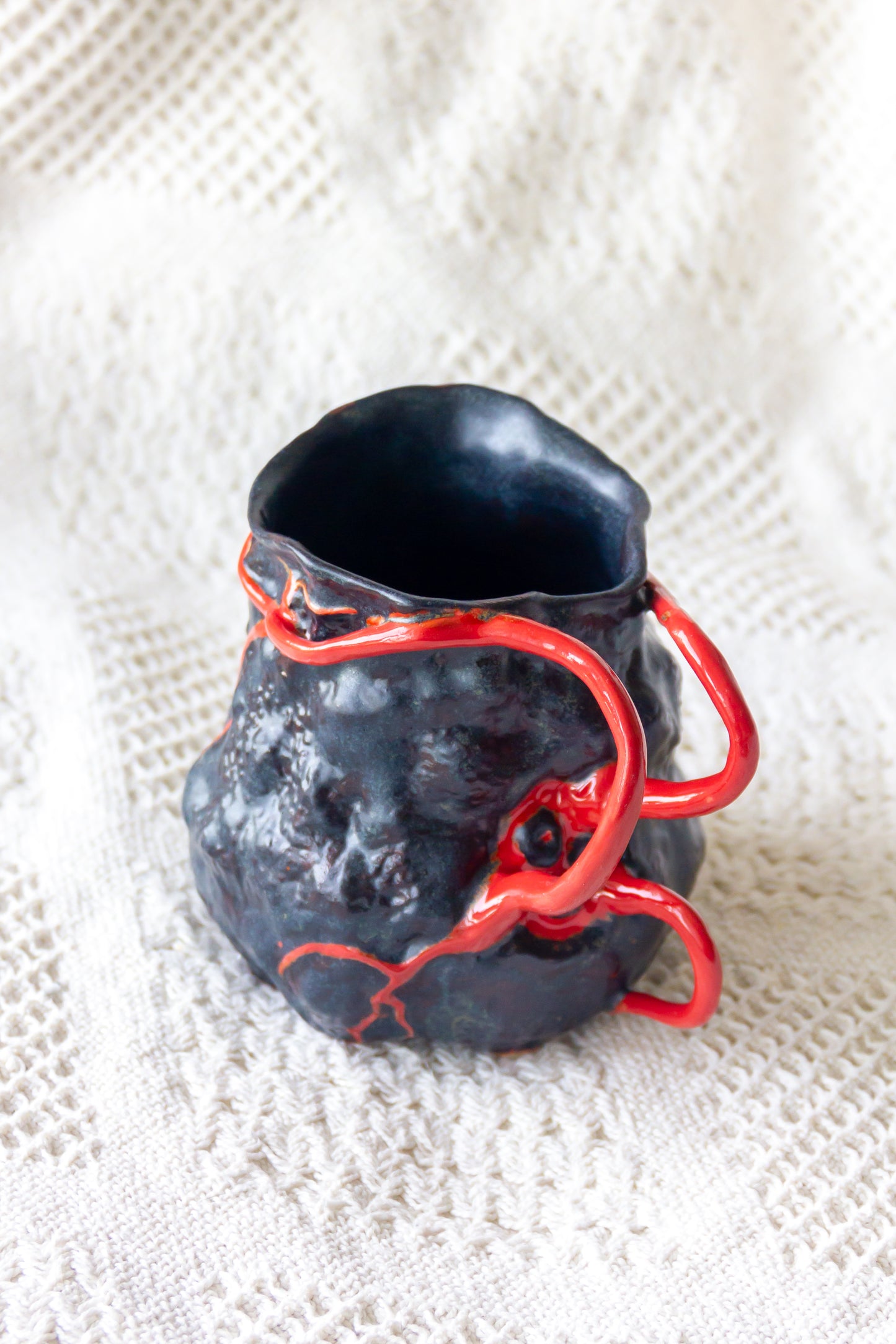 Kubek ceramiczny “Couroupita” czerwono-czarny