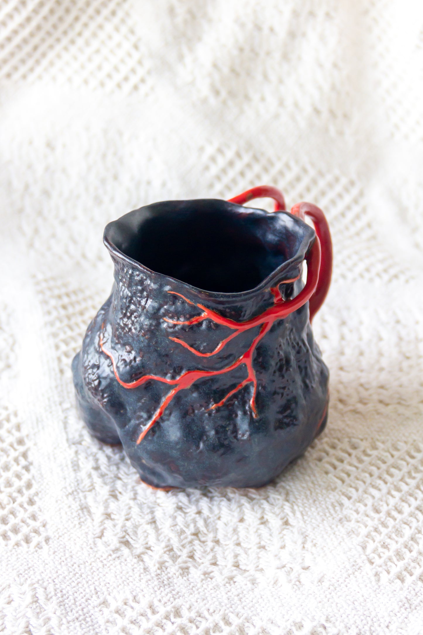 Kubek ceramiczny “Couroupita” czerwono-czarny