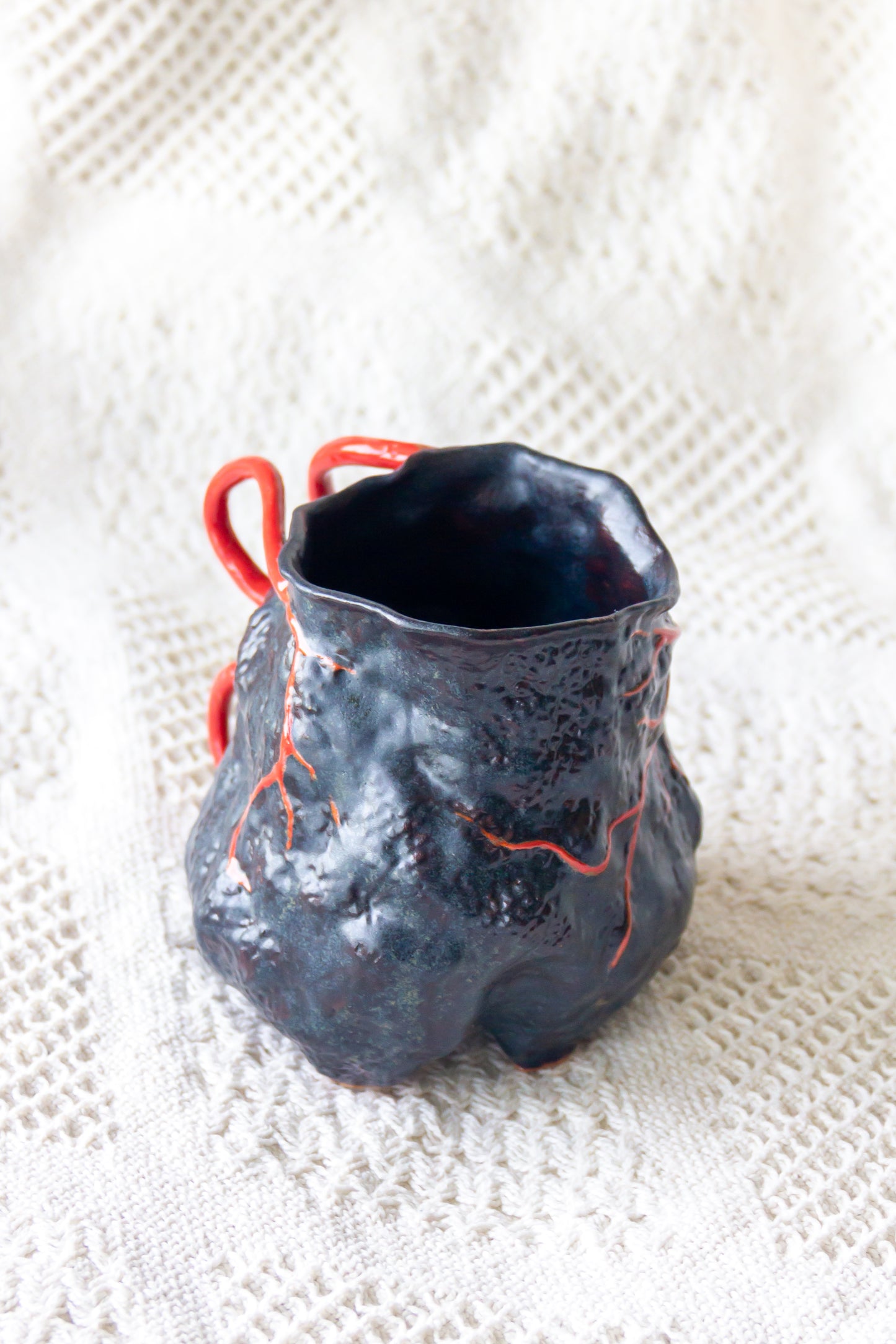 Kubek ceramiczny “Couroupita” czerwono-czarny