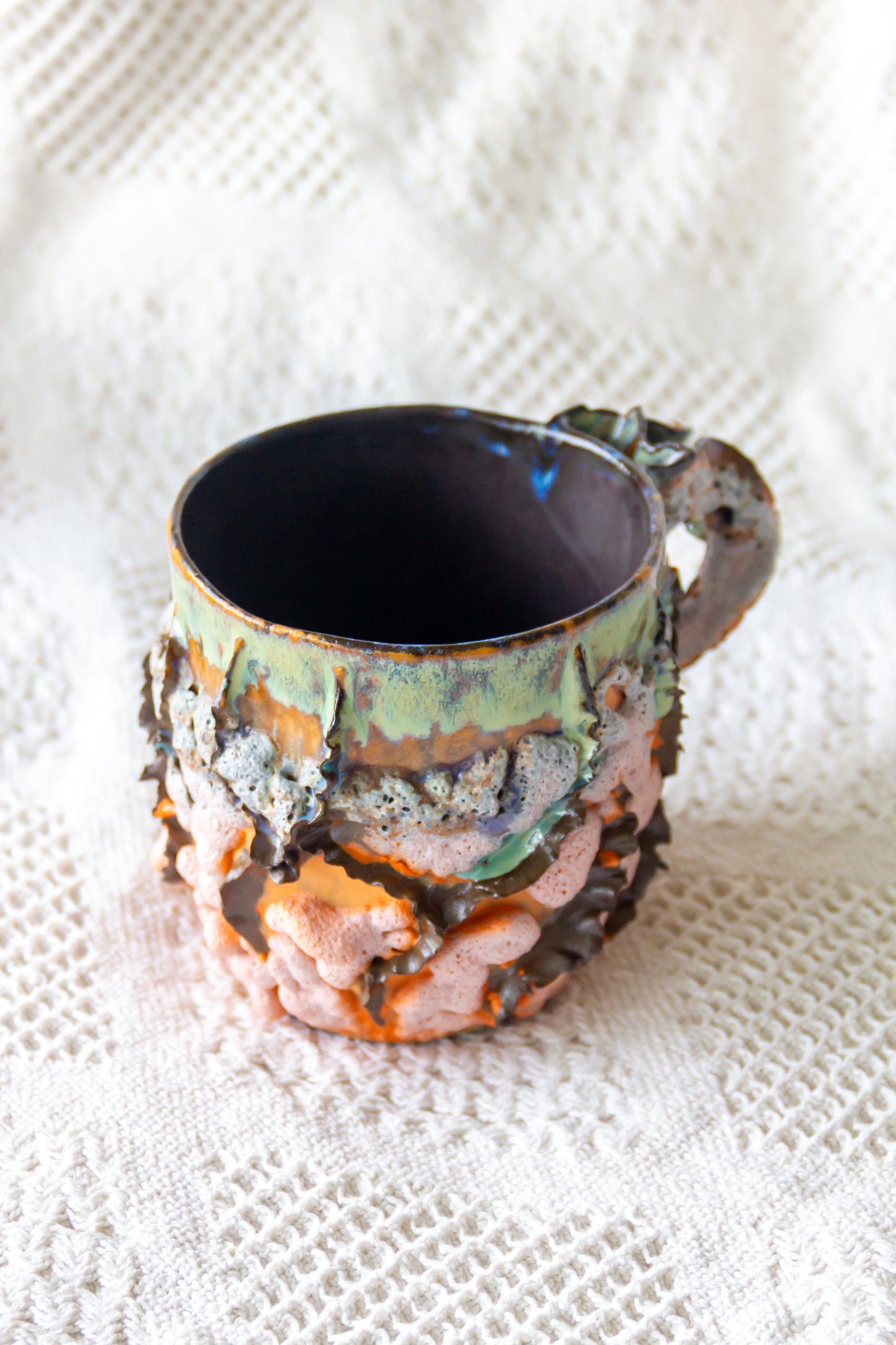 Kubek ceramiczny “Laminari” czarno-zielono-pomarańczowy