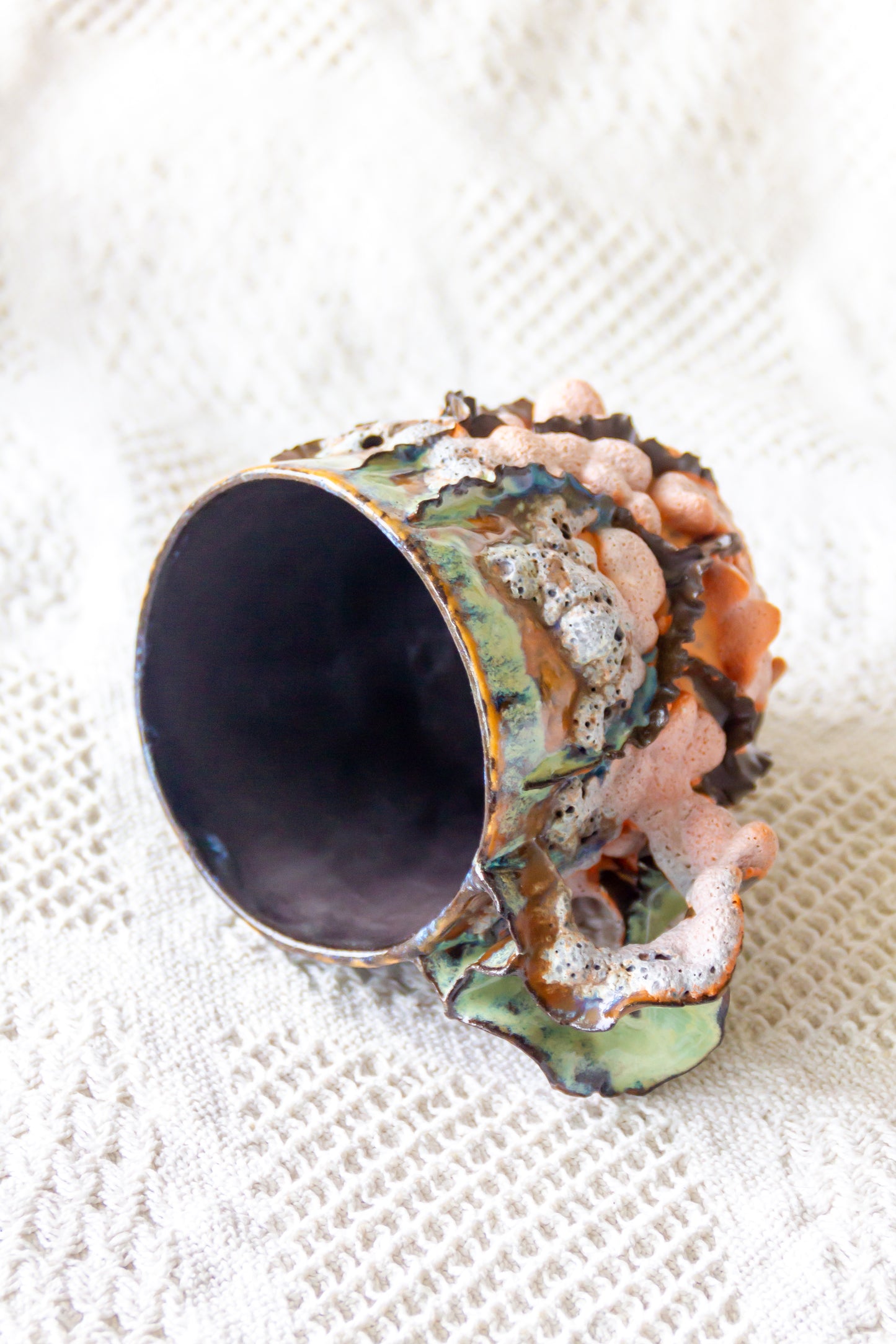 Kubek ceramiczny “Laminari” czarno-zielono-pomarańczowy