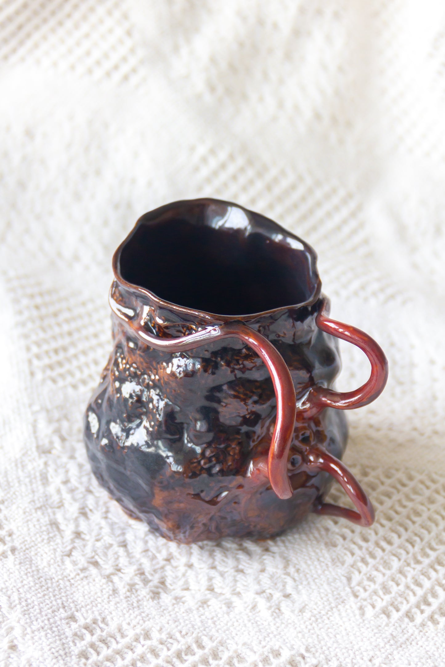 Kubek ceramiczny “Couroupita” brązowo-czarny