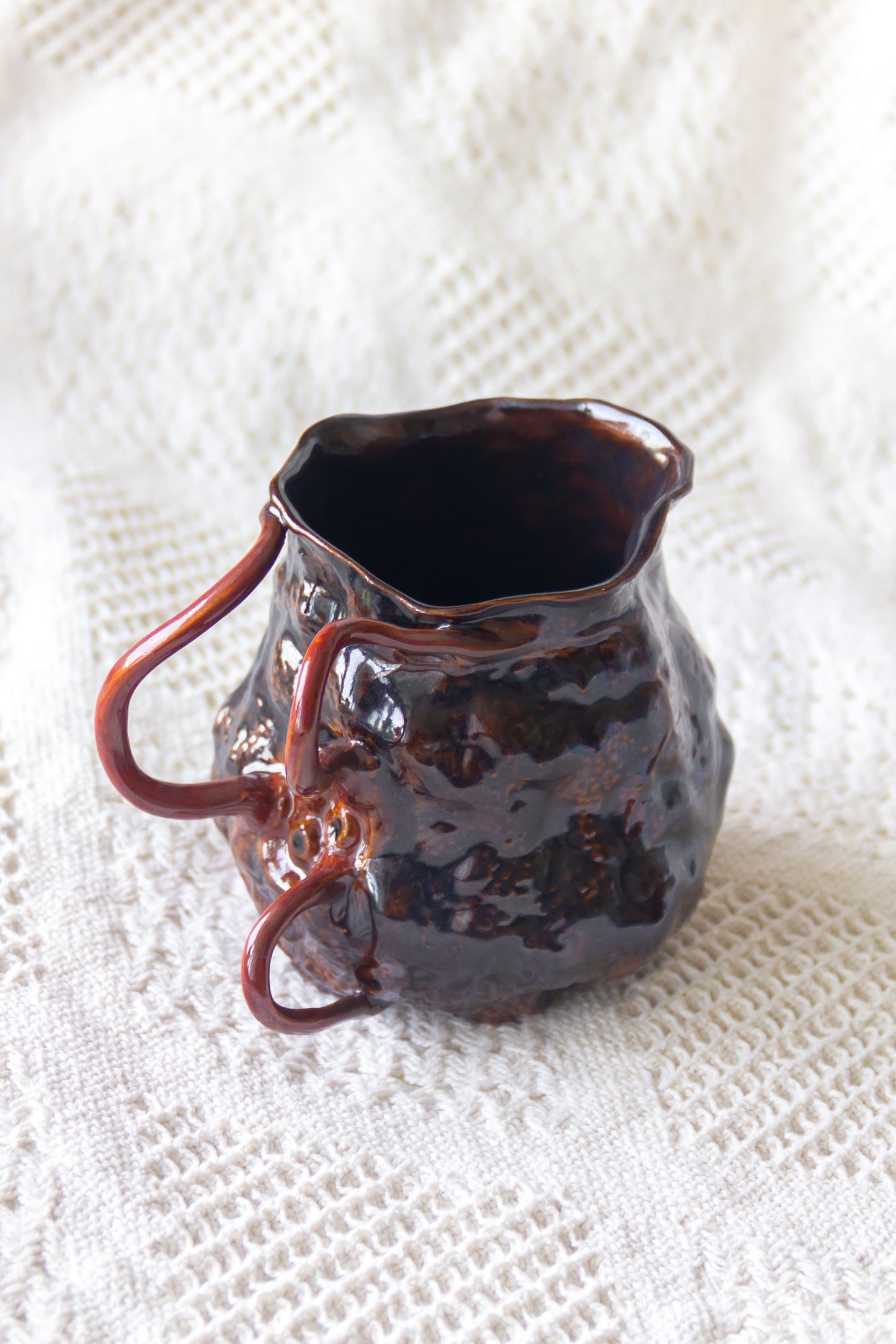 Kubek ceramiczny “Couroupita” brązowo-czarny