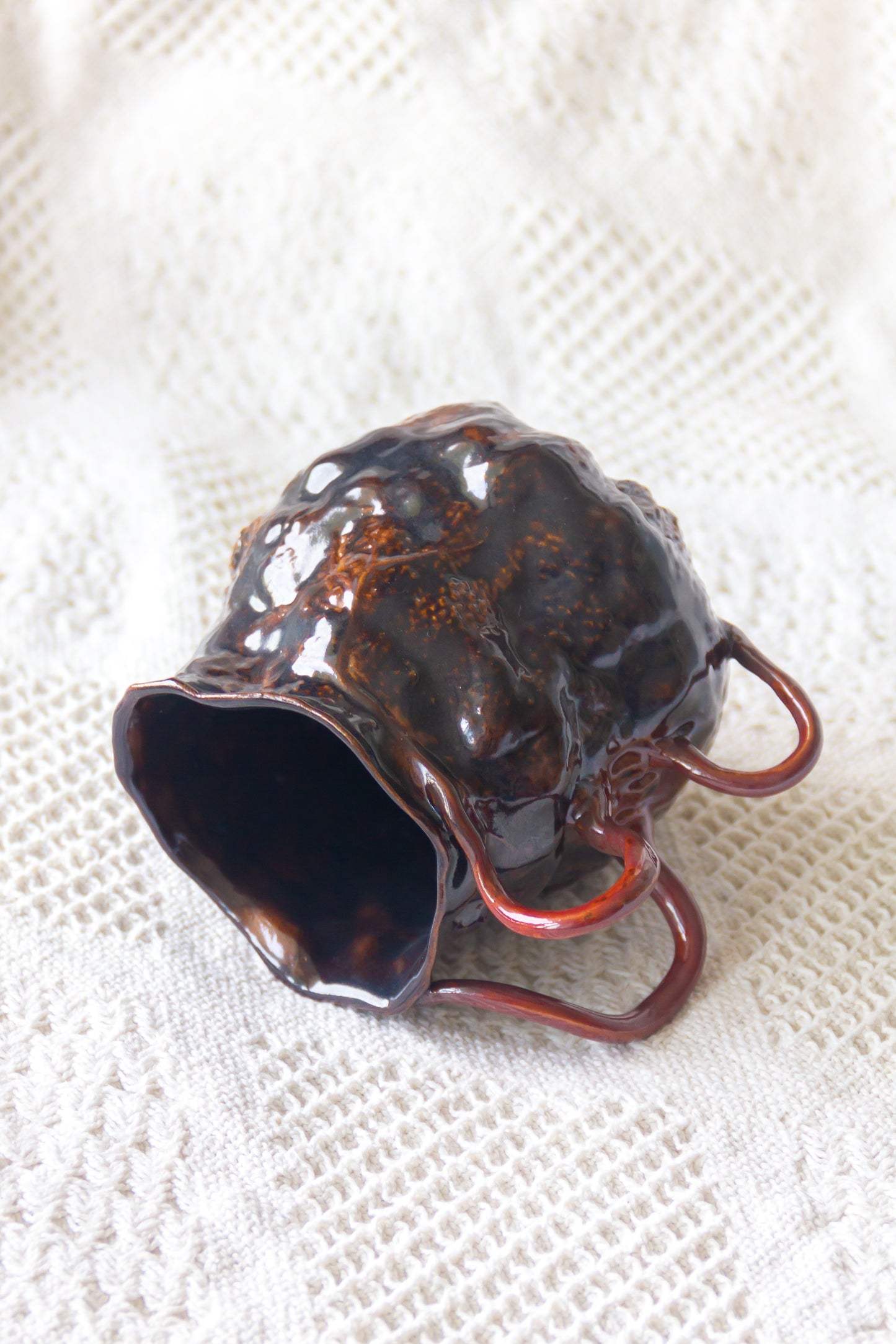 Kubek ceramiczny “Couroupita” brązowo-czarny