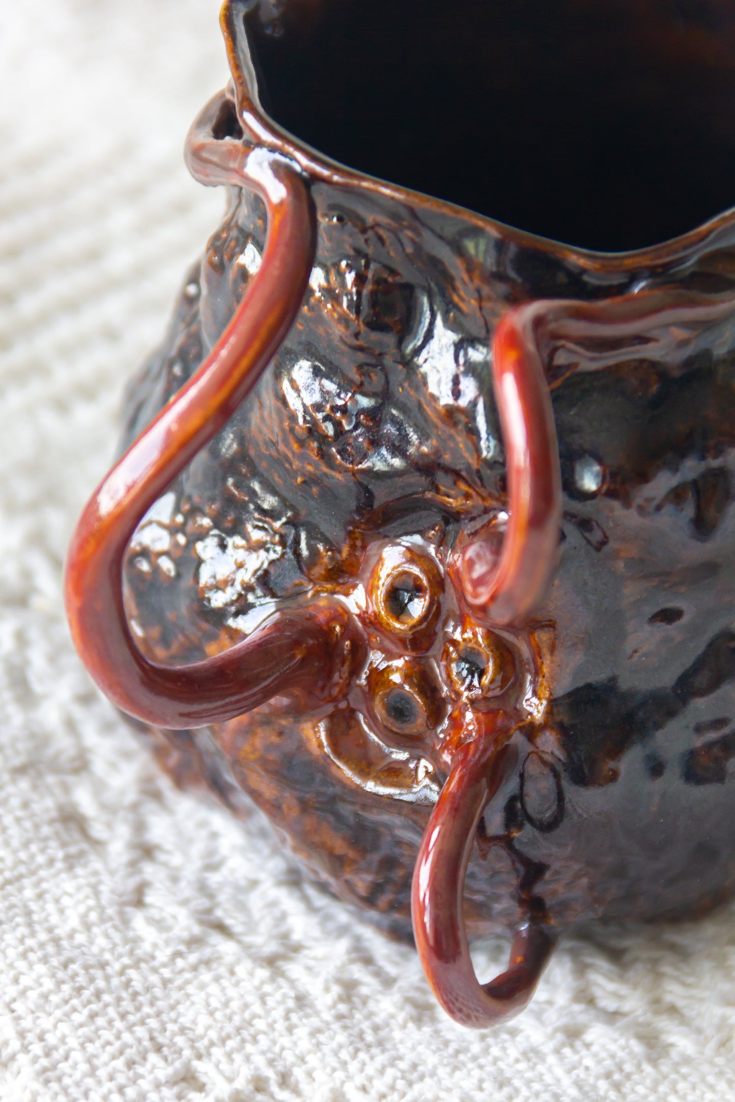 Kubek ceramiczny “Couroupita” brązowo-czarny