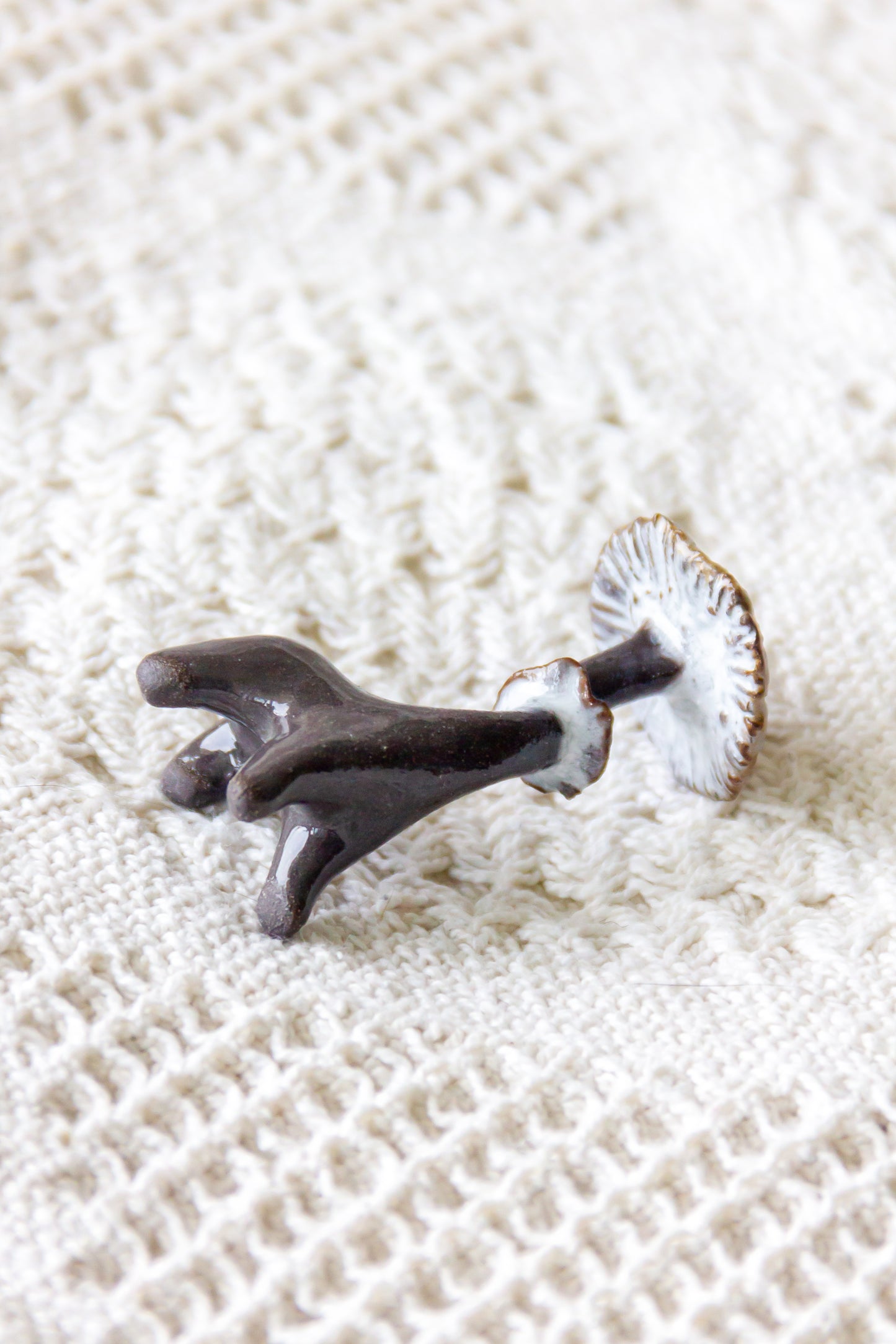 Grzybek ceramiczny czarno-brązowy