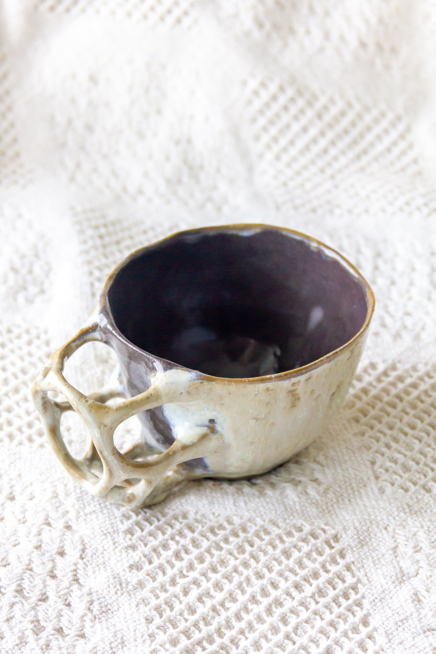 Filiżanka ceramiczna „Tripto” beżowo-czarna