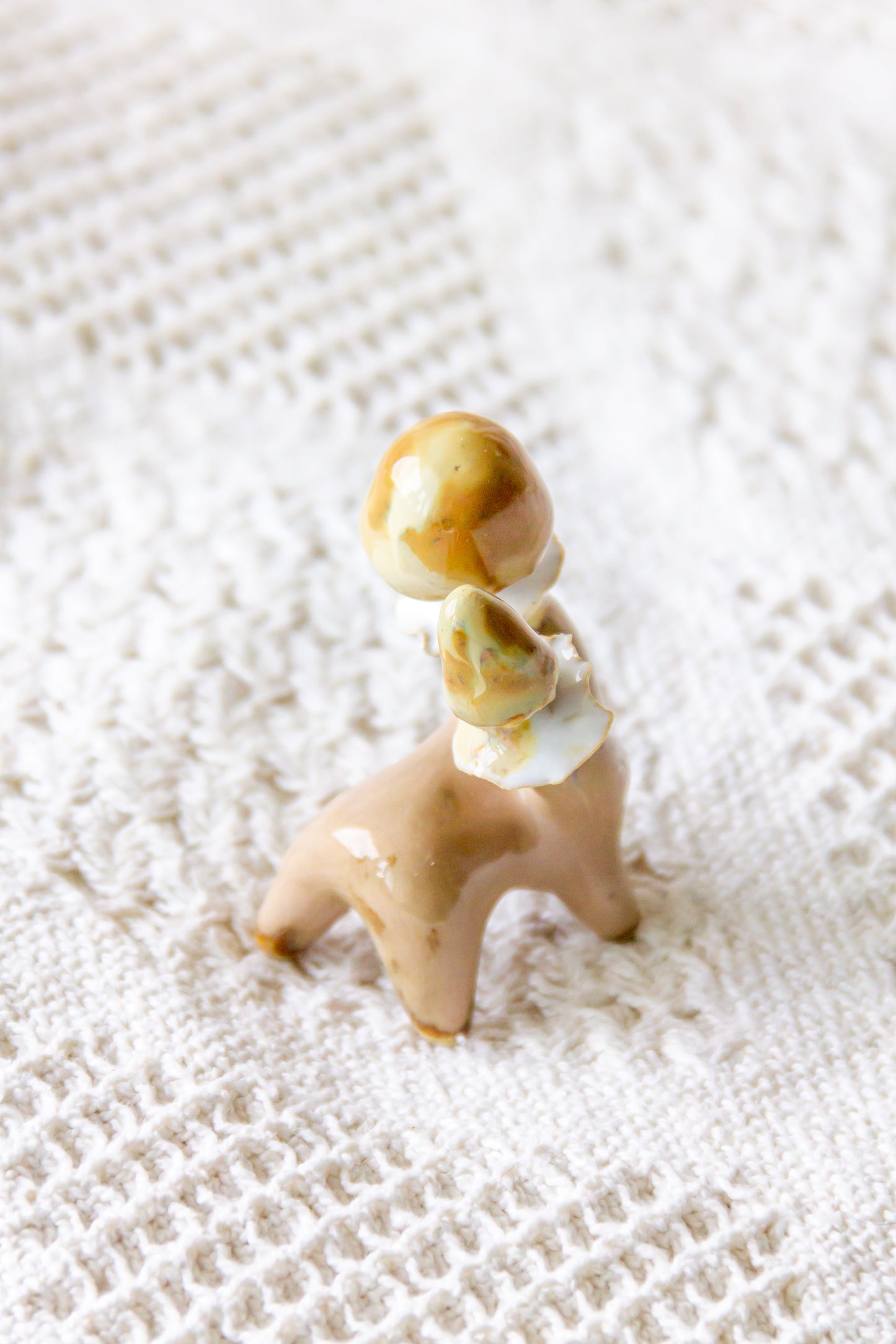 Champignon en céramique noir et rouge