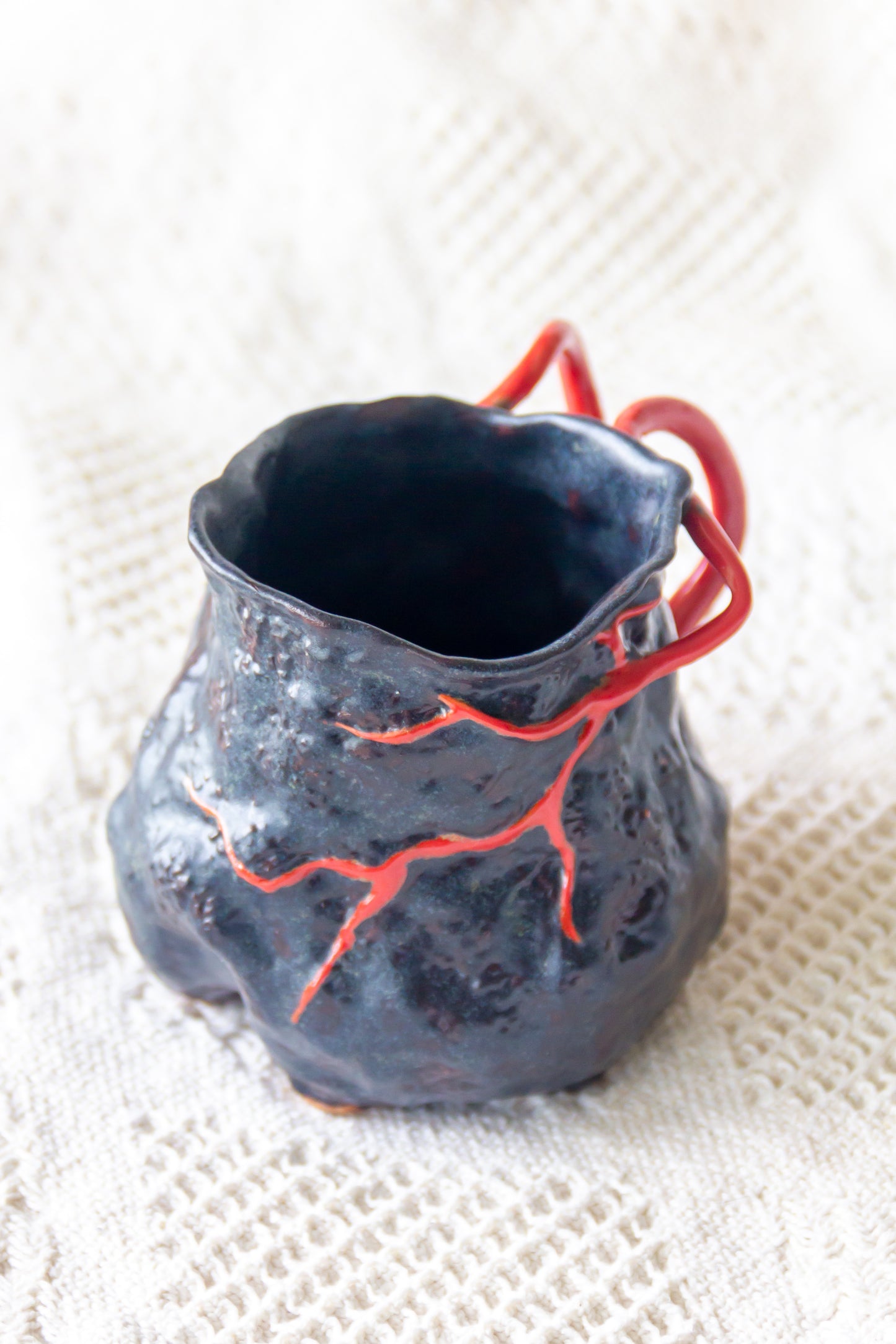 Kubek ceramiczny “Couroupita” czerwono-czarny