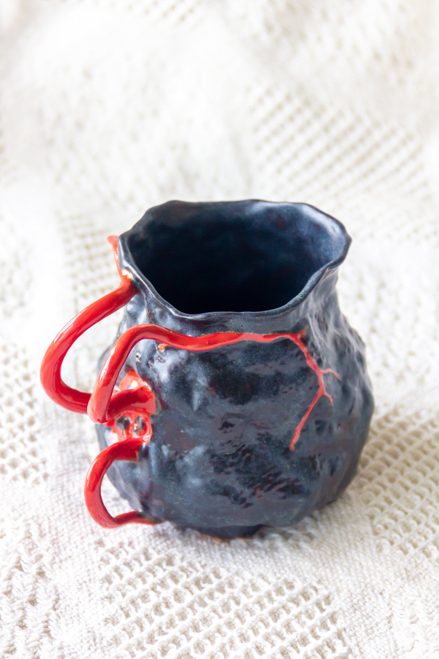 Kubek ceramiczny “Couroupita” czerwono-czarny