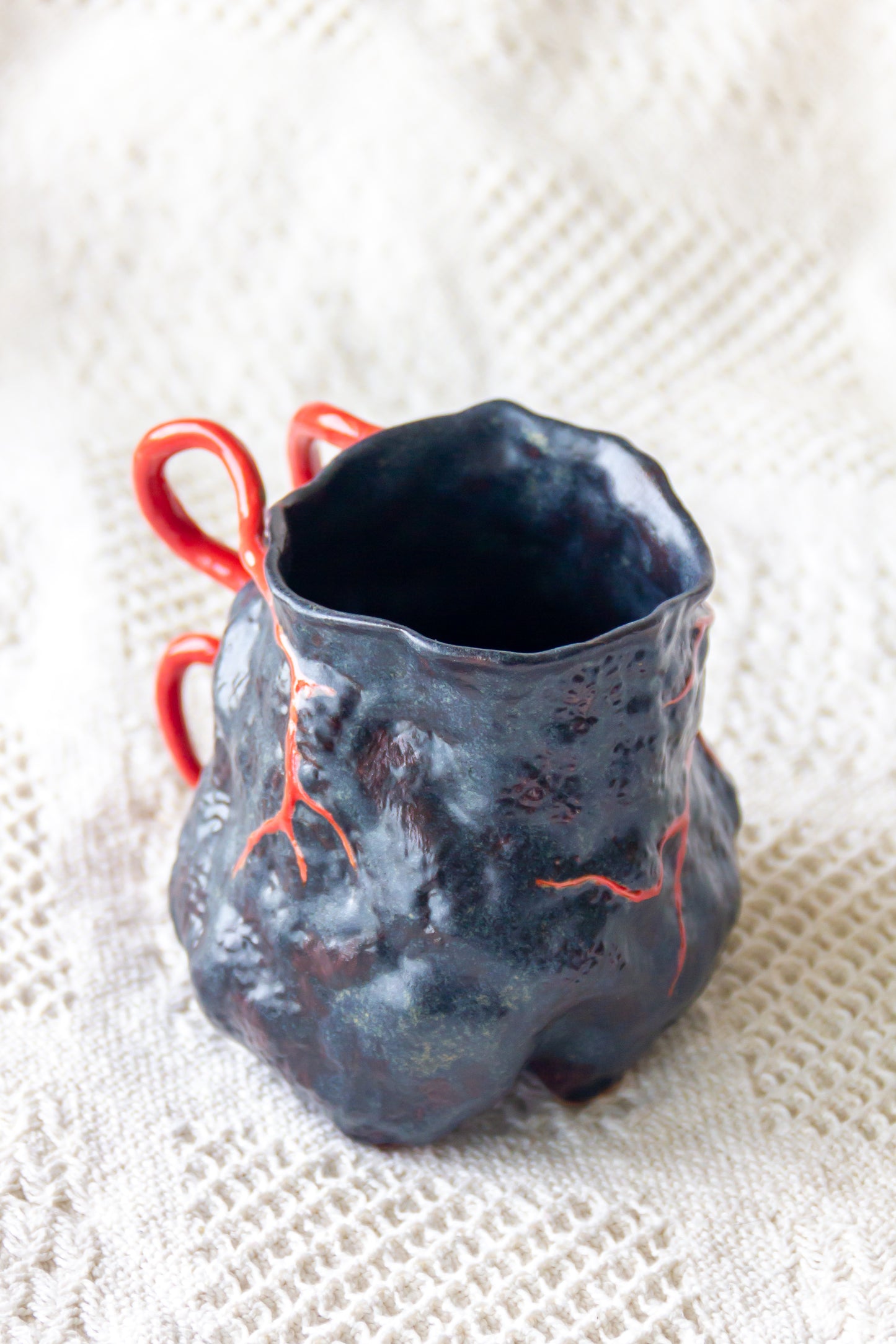 Kubek ceramiczny “Couroupita” czerwono-czarny