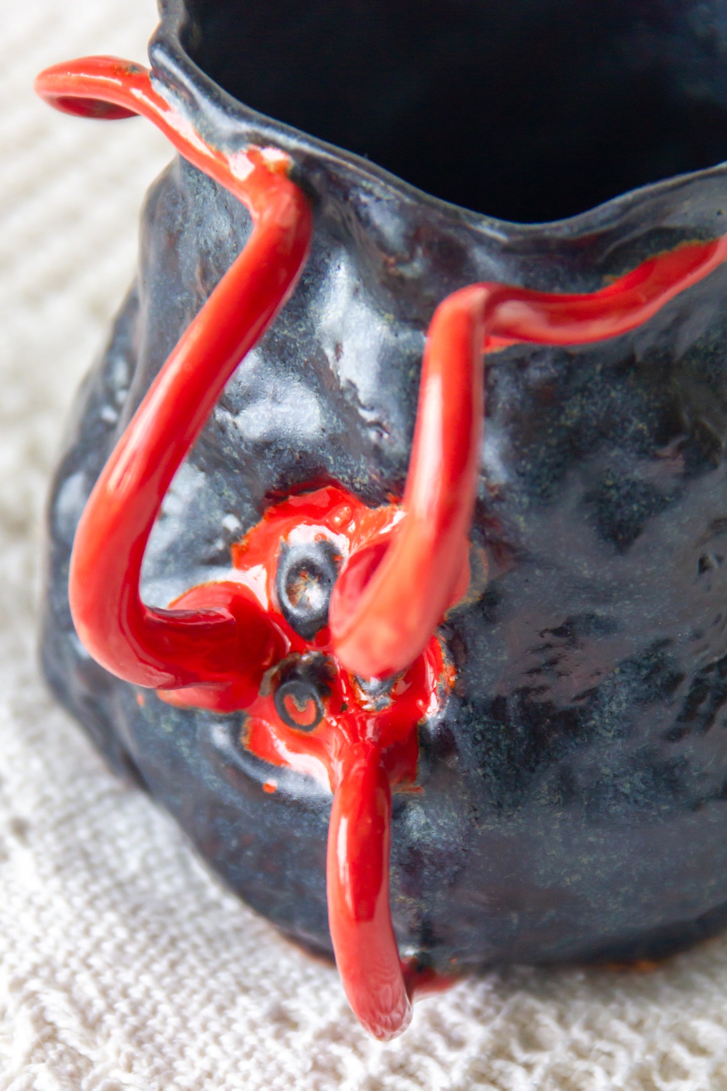 Kubek ceramiczny “Couroupita” czerwono-czarny