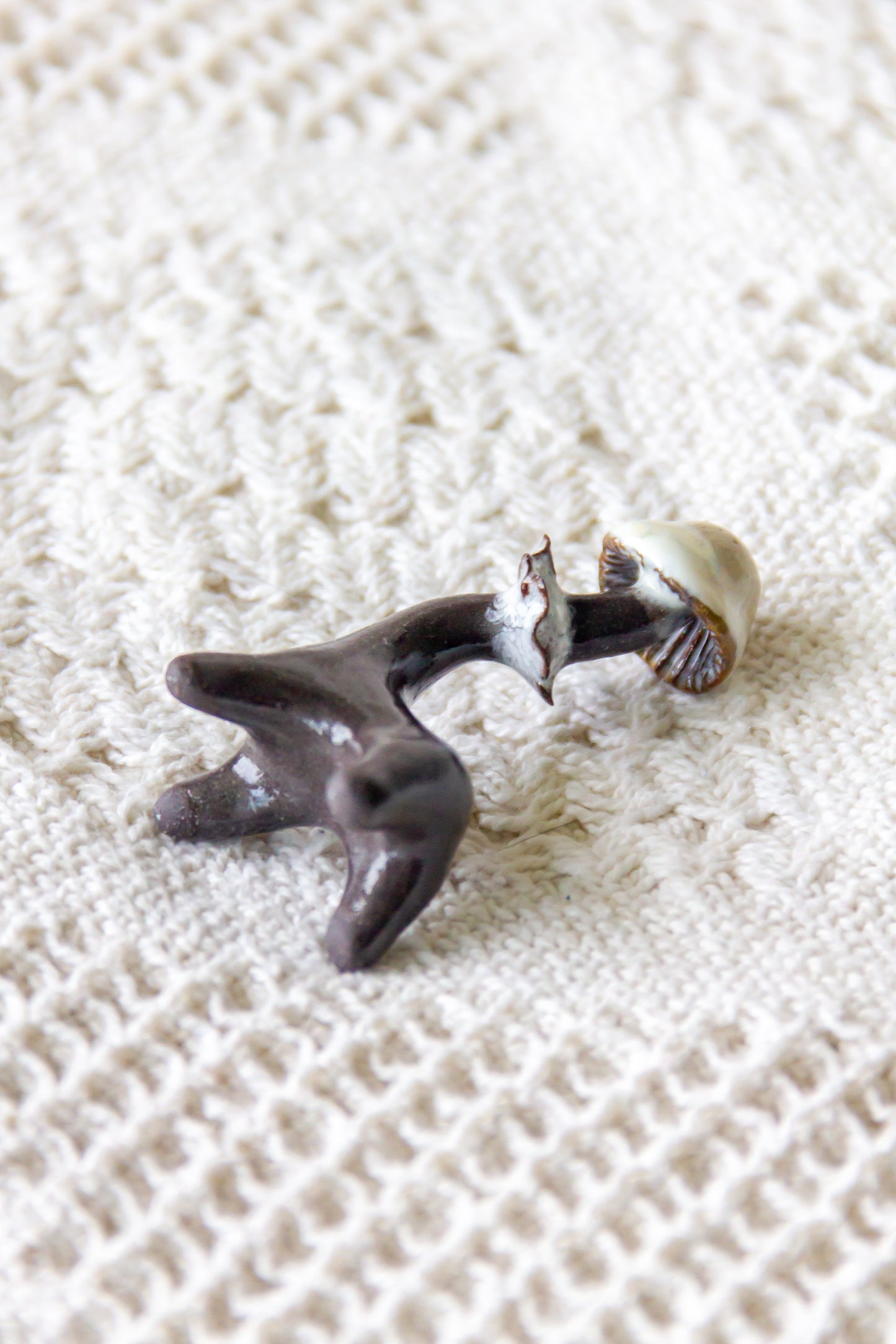 Grzybek ceramiczny czarno-beżowy