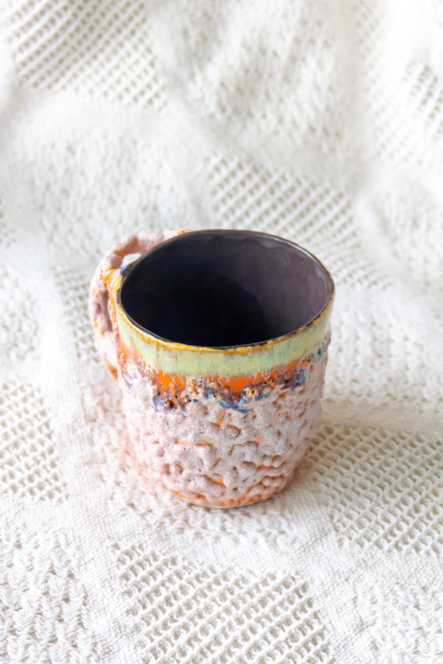 Kubek ceramiczny „Tripto” czarno-pomarańczowy
