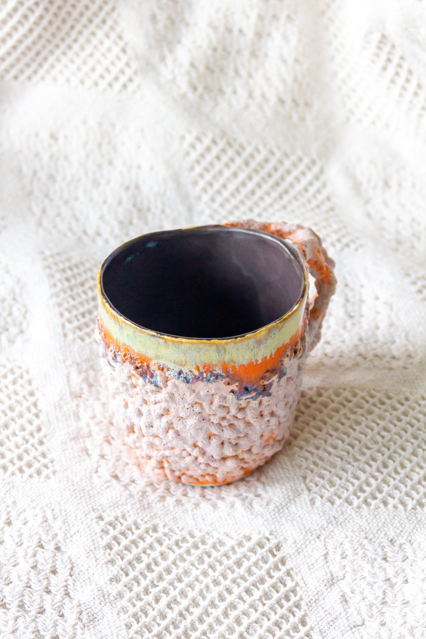 Kubek ceramiczny „Tripto” czarno-pomarańczowy