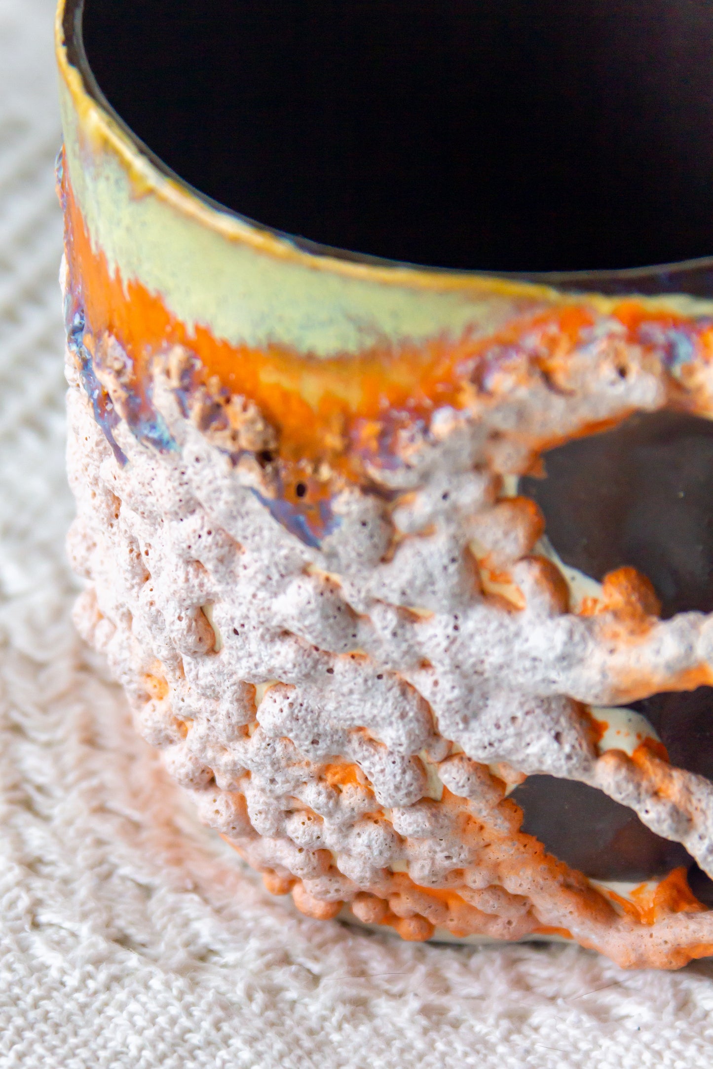 Kubek ceramiczny „Tripto” czarno-pomarańczowy