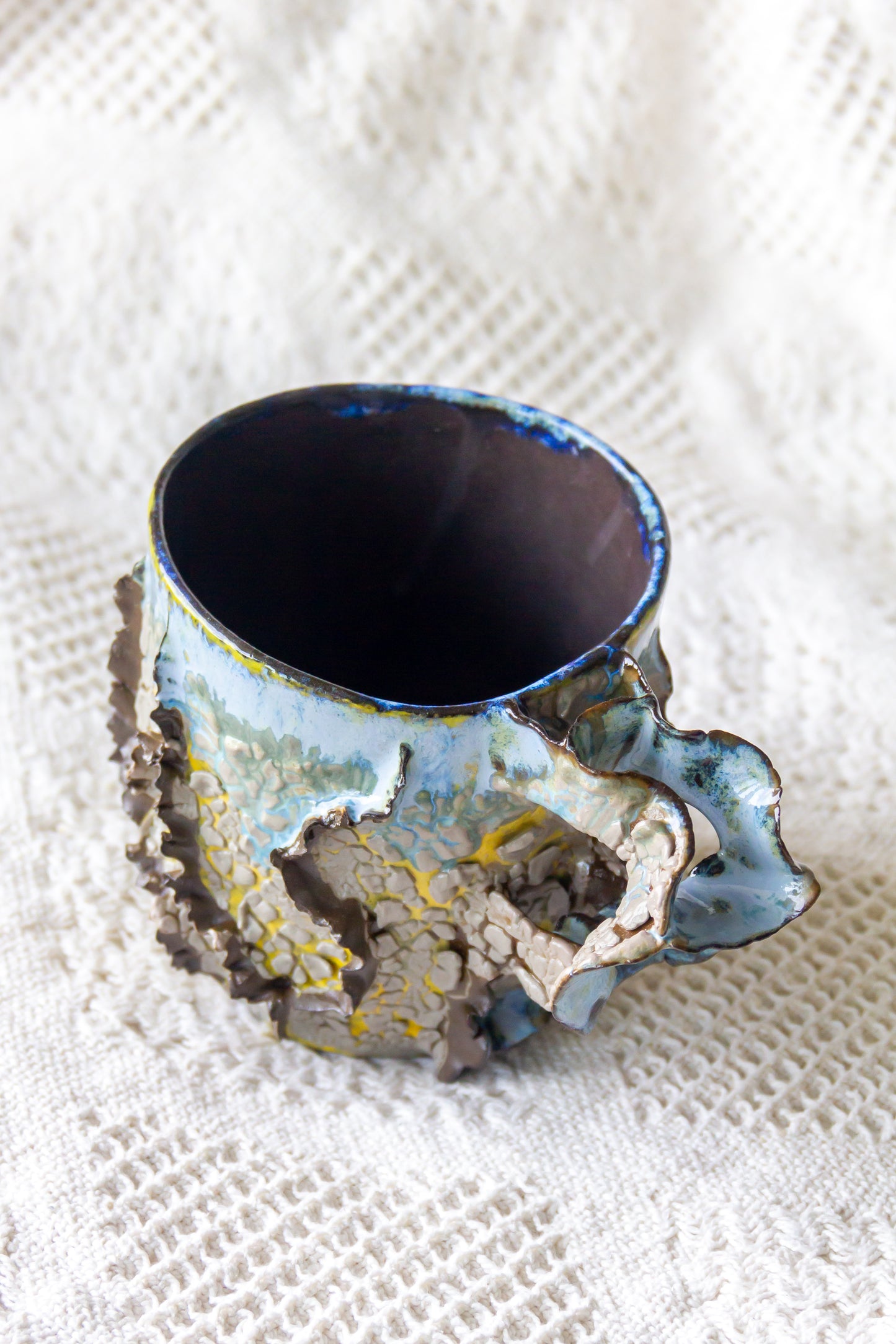 Kubek ceramiczny “Laminari” szaro-żółto-niebieski