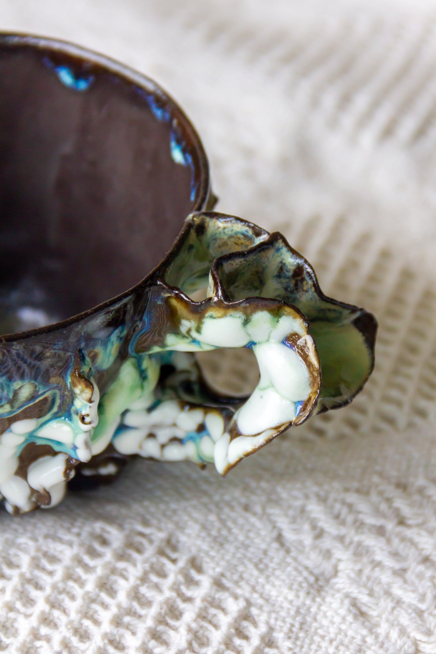 Filiżanka ceramiczna „Laminari” czarno-biało-niebieska