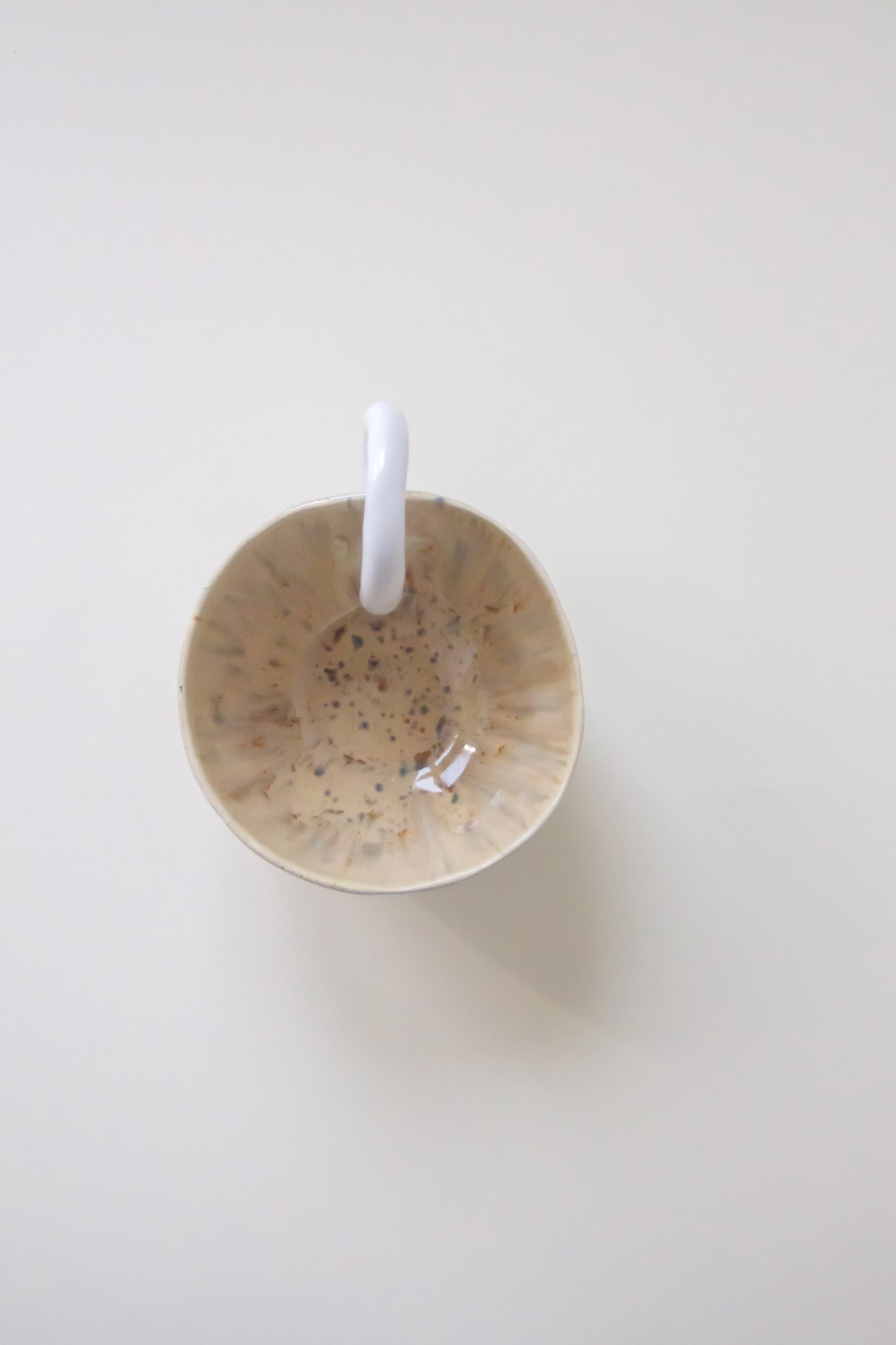 Kubek ceramiczny w kolorze biało-beżowym oraz efektem krakle