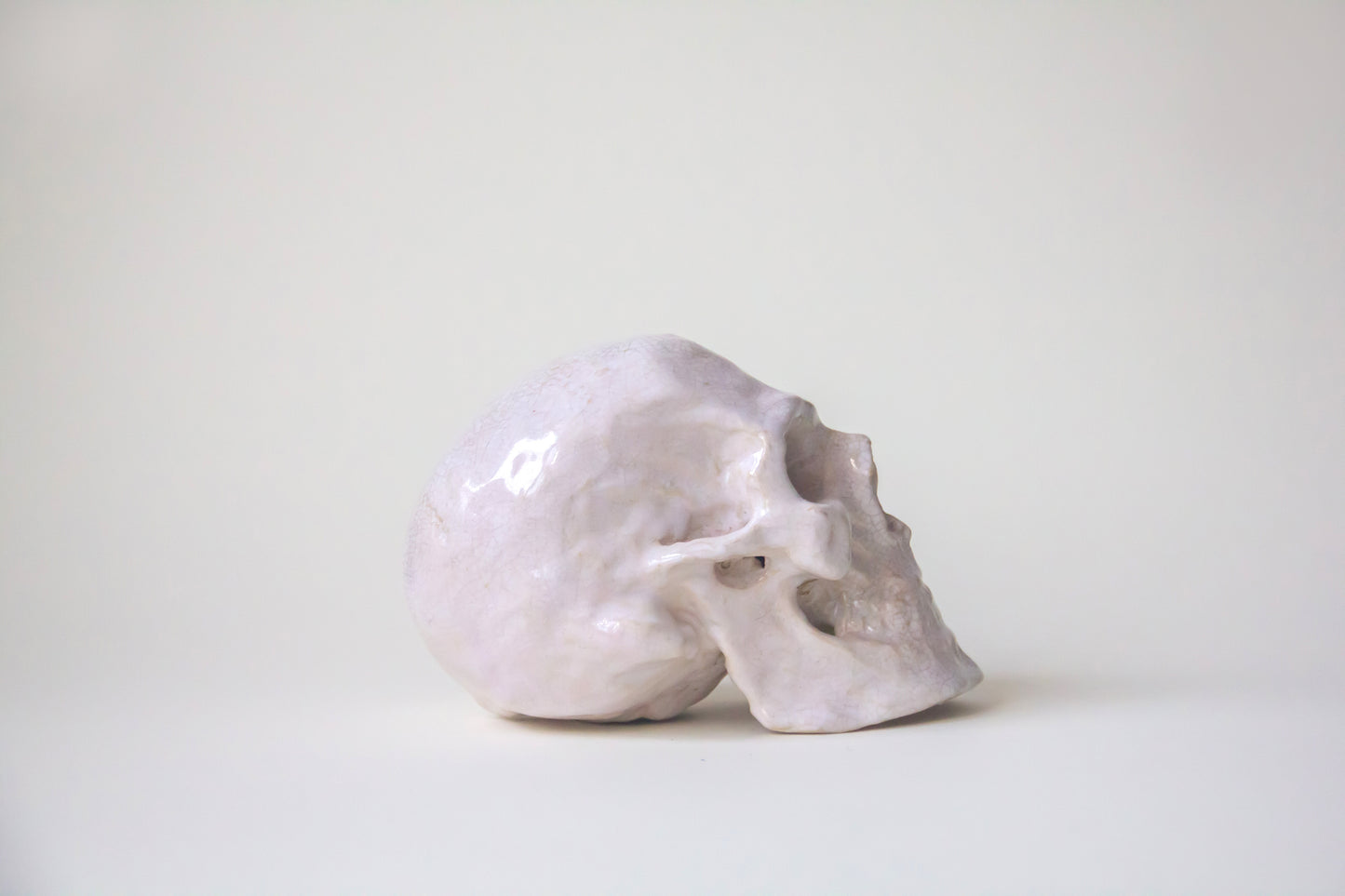 Crâne en céramique de couleur blanche avec effet craquelé