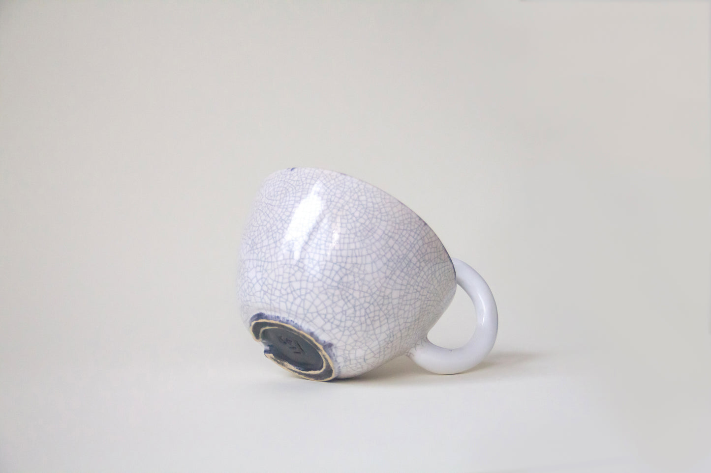 Kubek ceramiczny w kolorze czarno-białym oraz efektem krakle