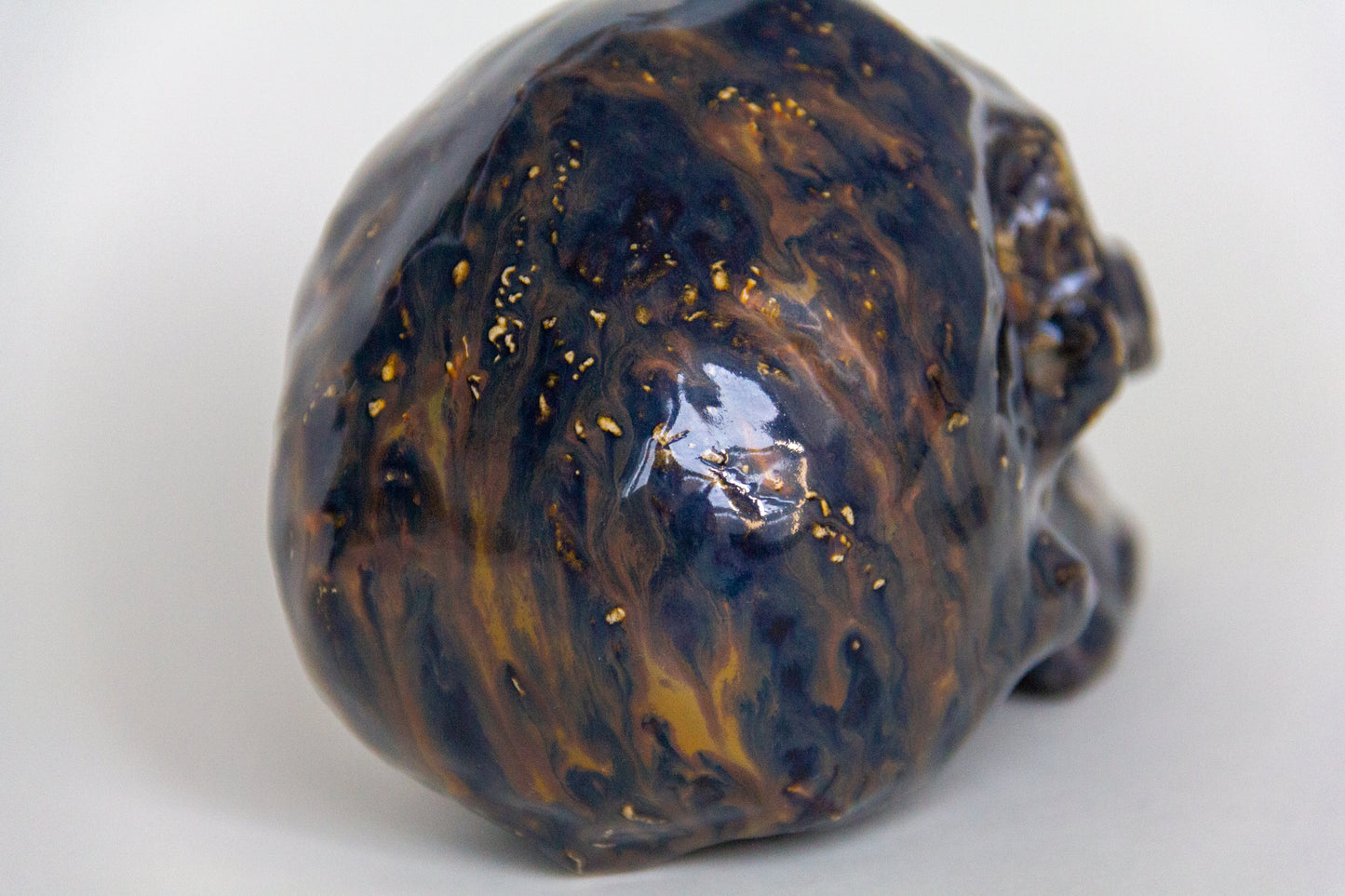 Czaszka ceramiczna w brązowym kolorze