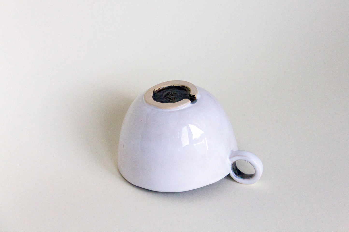 Kubek ceramiczny w kolorze granatowo-białym z plamkami