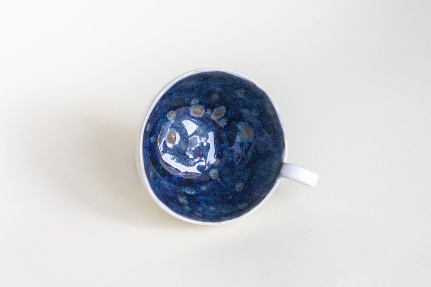 Kubek ceramiczny w kolorze granatowo-białym z plamkami